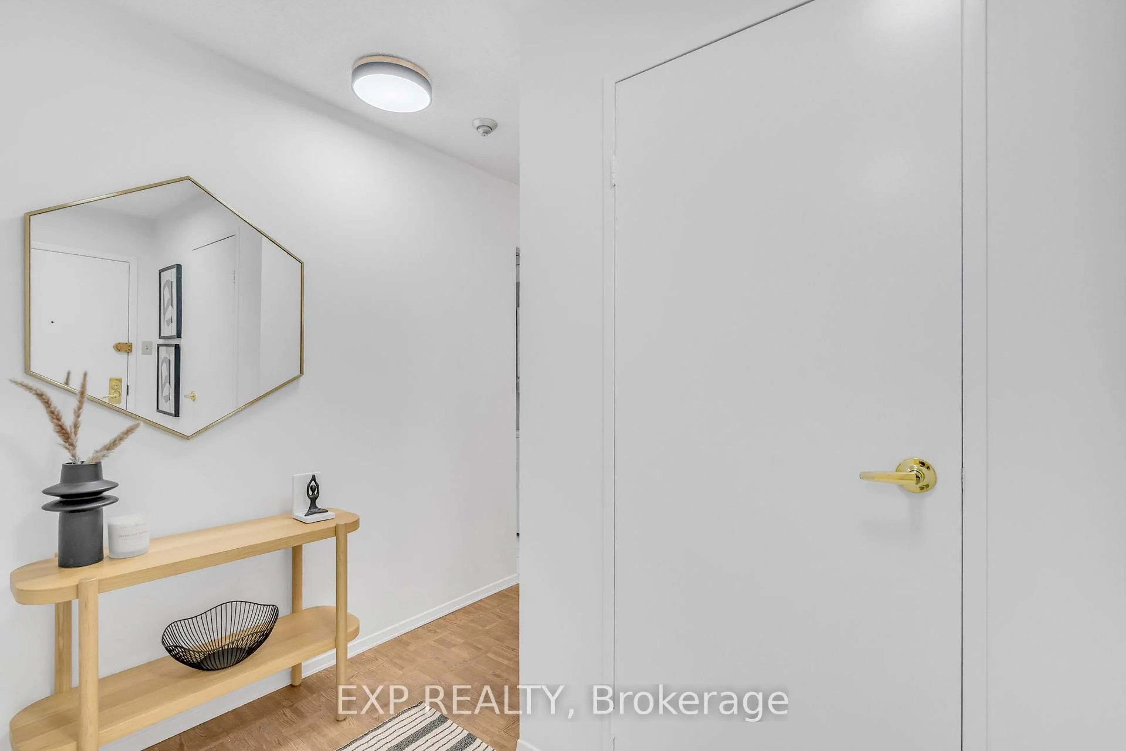 Indoor entryway for 3700 Kaneff Cres #406, Mississauga Ontario L5A 4B8