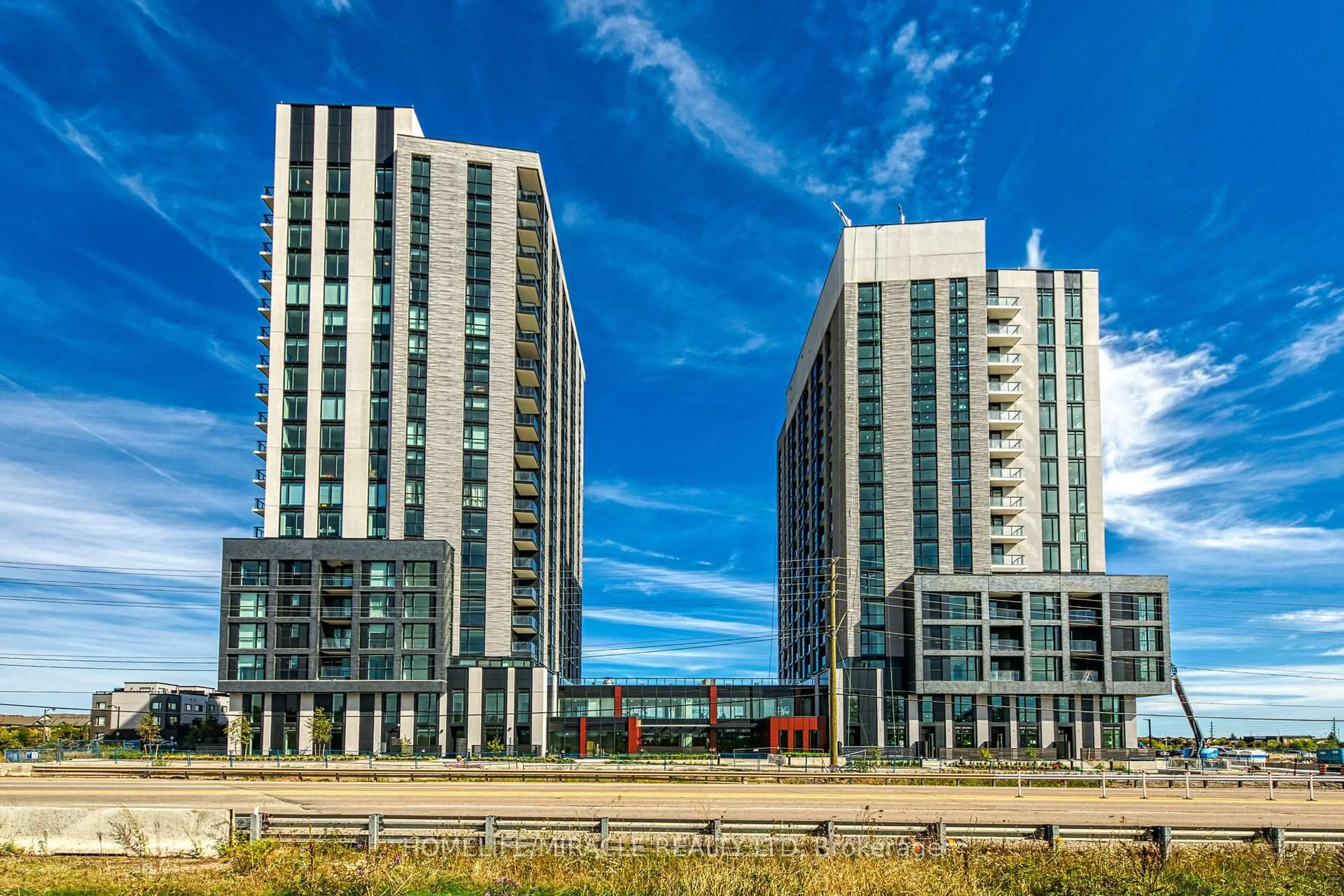 Indoor foyer for 3079 Trafalgar Rd #1705, Oakville Ontario L6H 8C5