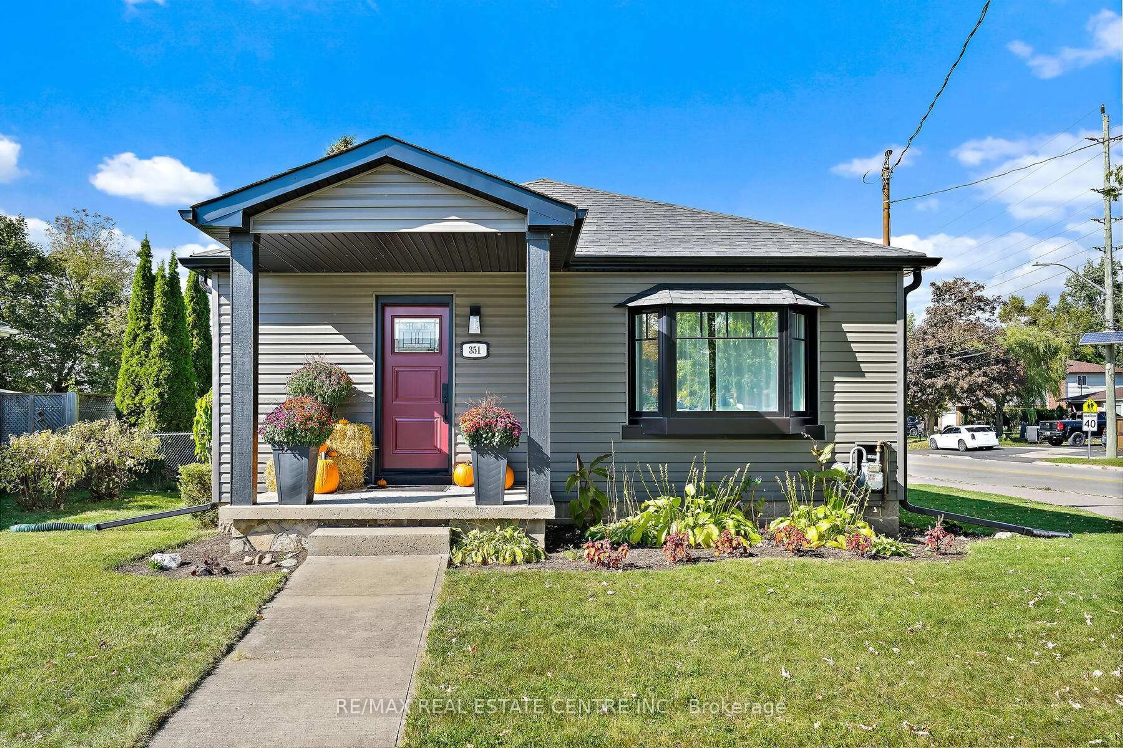 Home with vinyl exterior material, street for 351 Peel St, Halton Hills Ontario L7J 1M9