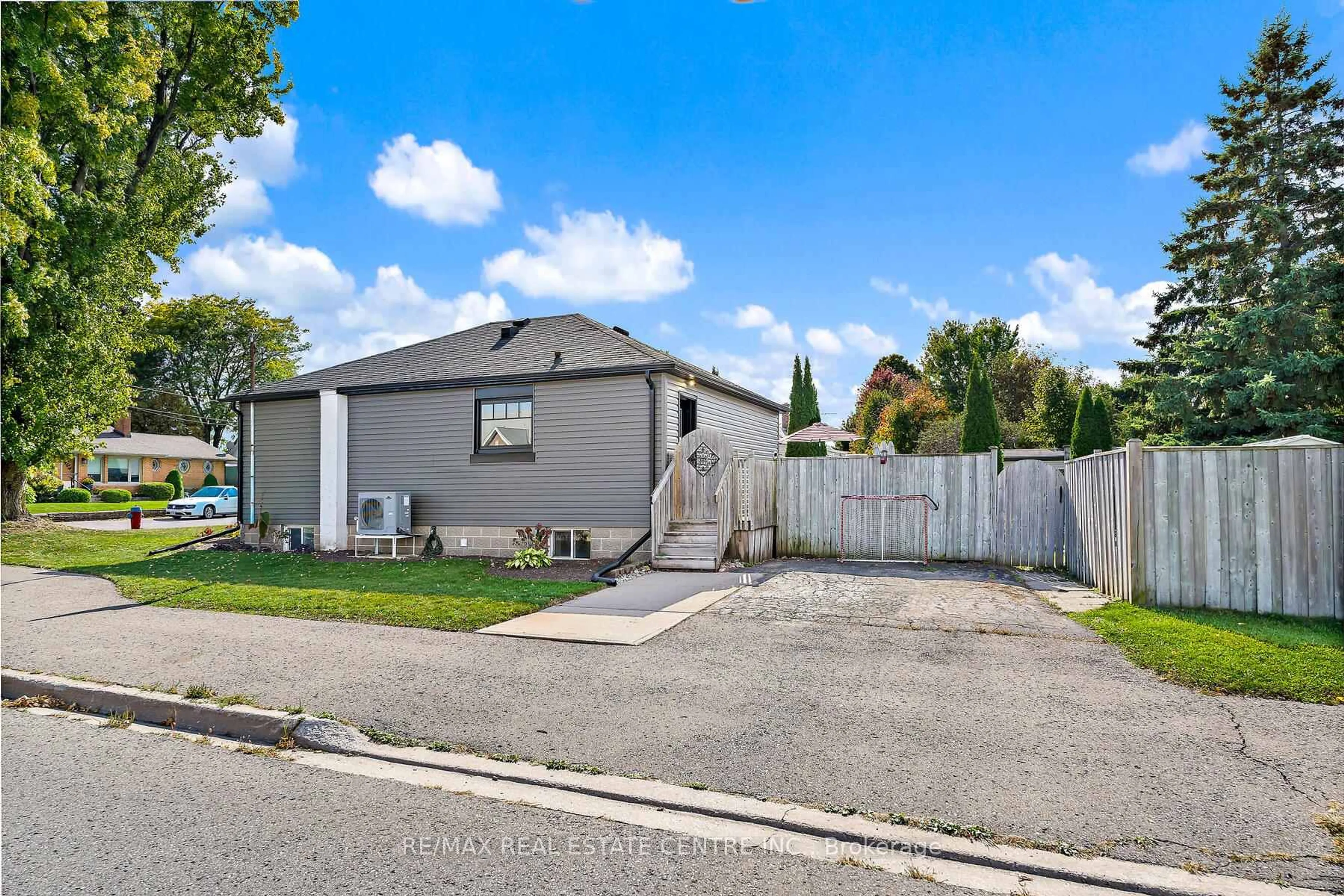 A pic from outside/outdoor area/front of a property/back of a property/a pic from drone, street for 351 Peel St, Halton Hills Ontario L7J 1M9