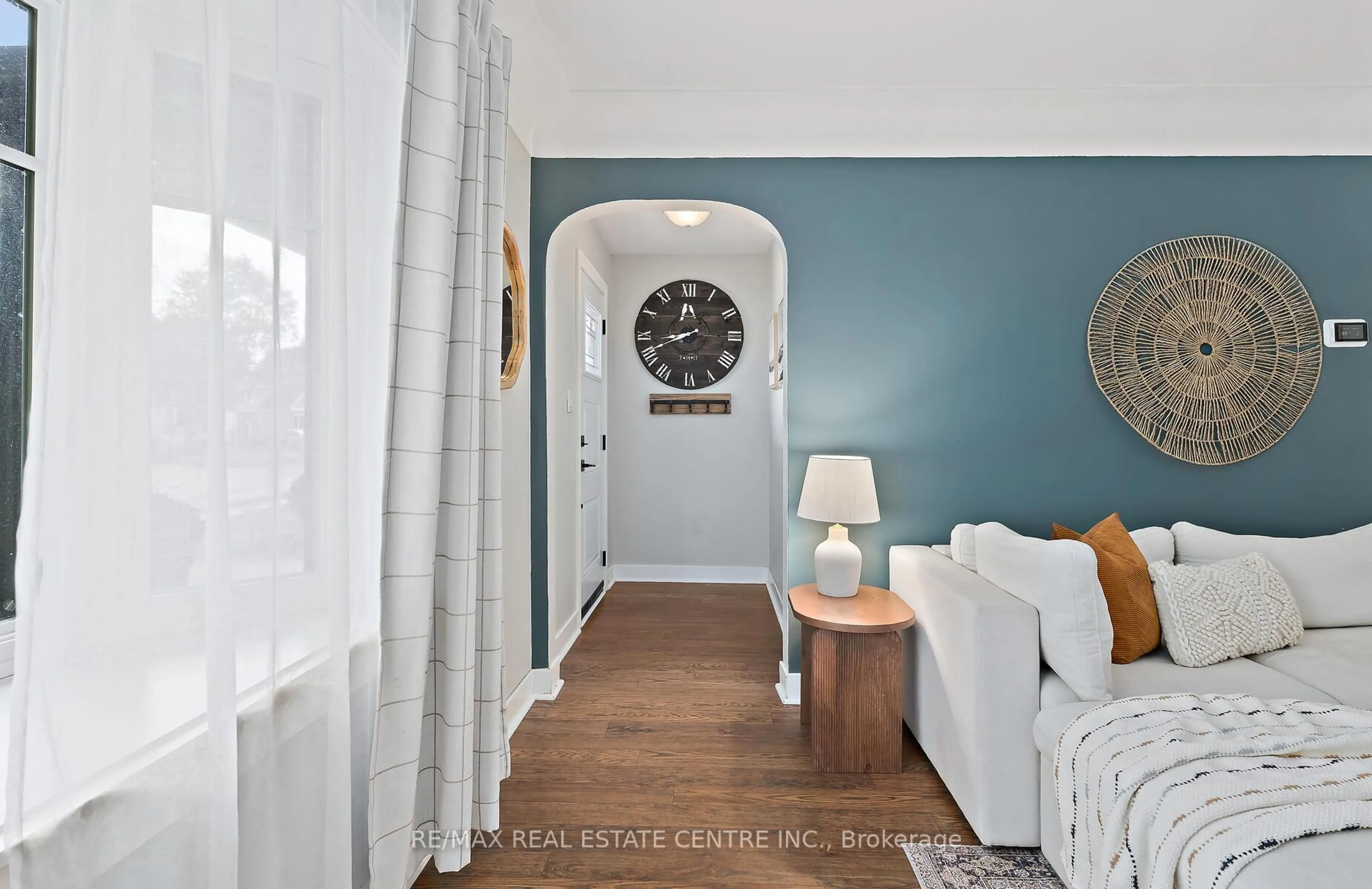 Indoor entryway for 351 Peel St, Halton Hills Ontario L7J 1M9