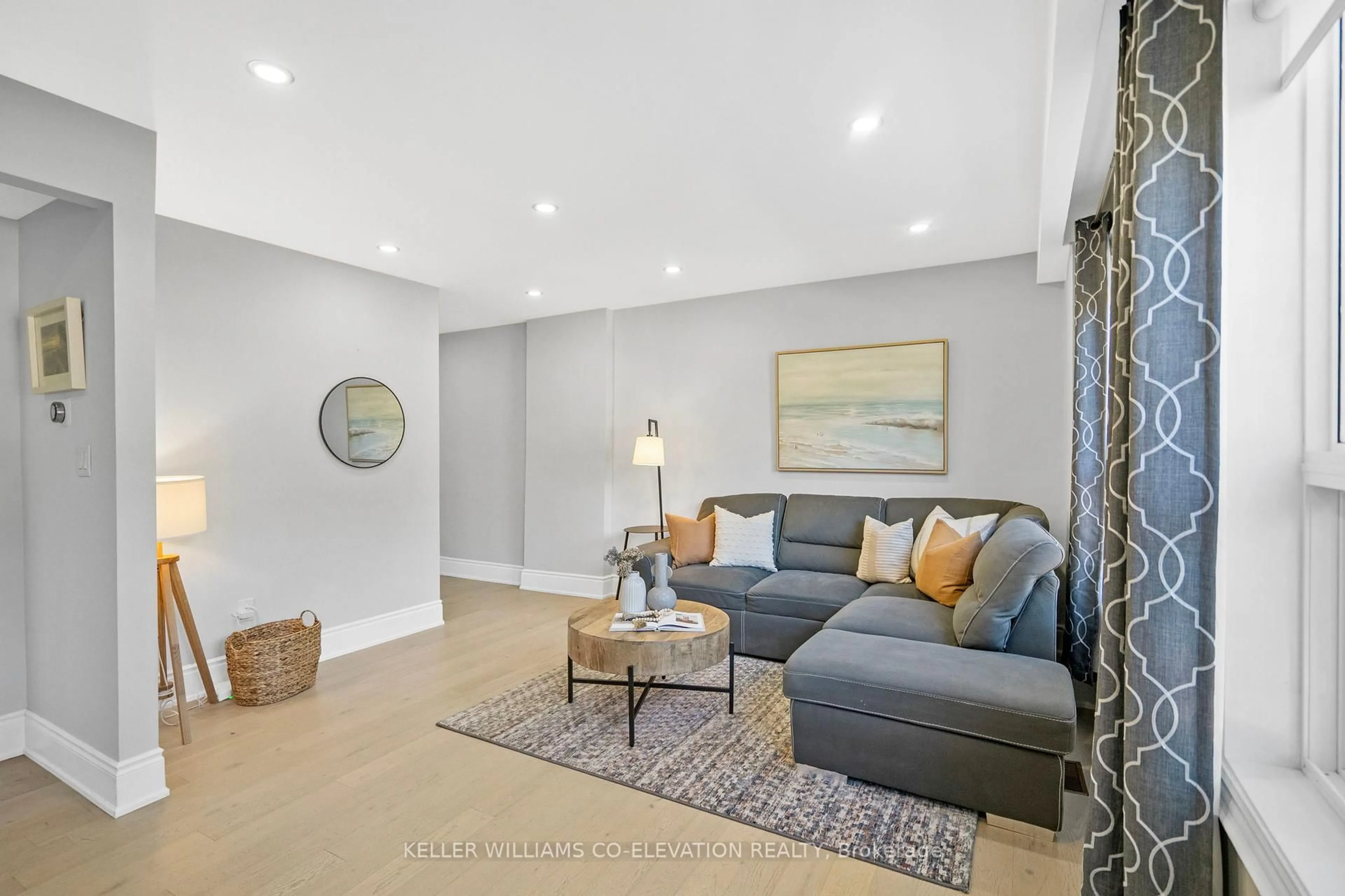 Living room with furniture, unknown for 1244 Nigel Rd, Mississauga Ontario L5J 3S7