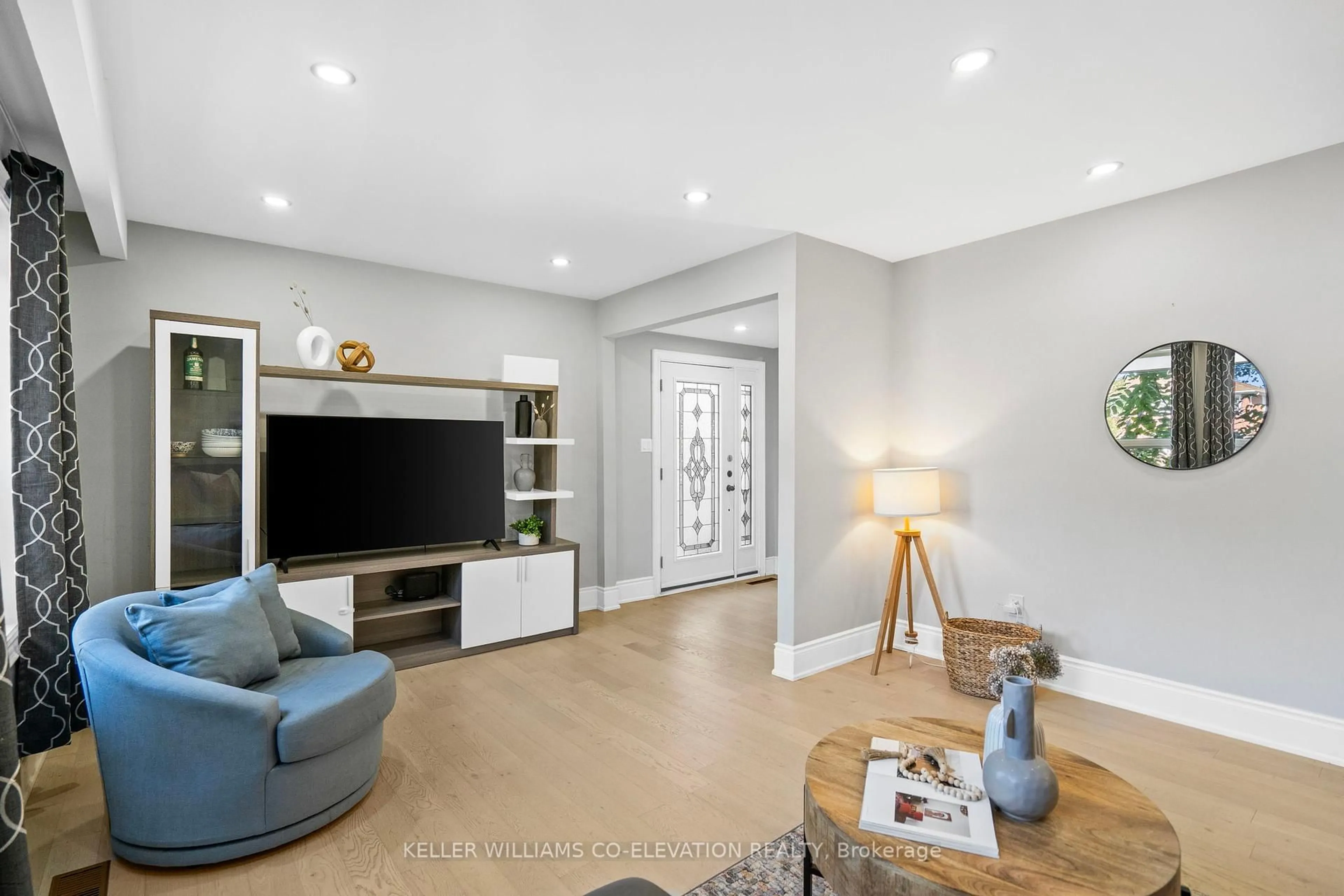 Living room with furniture, unknown for 1244 Nigel Rd, Mississauga Ontario L5J 3S7