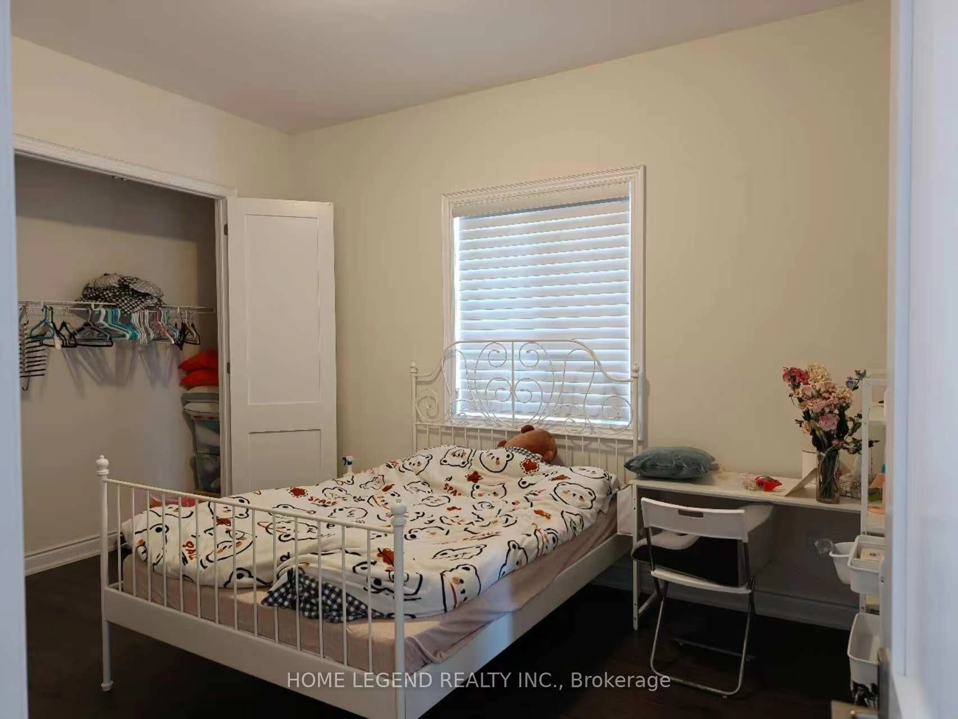 A pic of a room for 123 Ballmer Tr, Oakville Ontario L6H 0V5