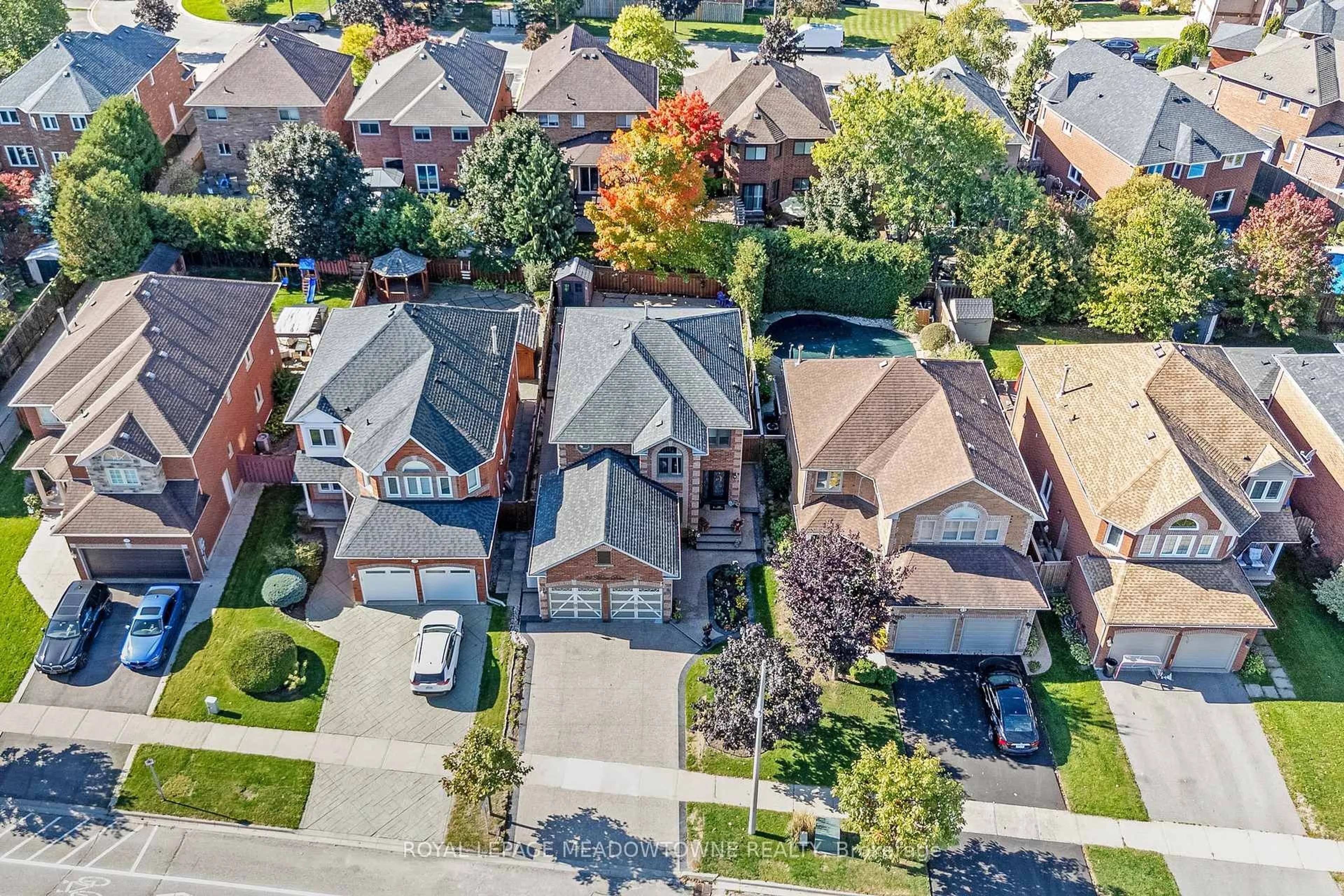 A pic from outside/outdoor area/front of a property/back of a property/a pic from drone, street for 39 Miller Dr, Halton Hills Ontario L7G 5P7