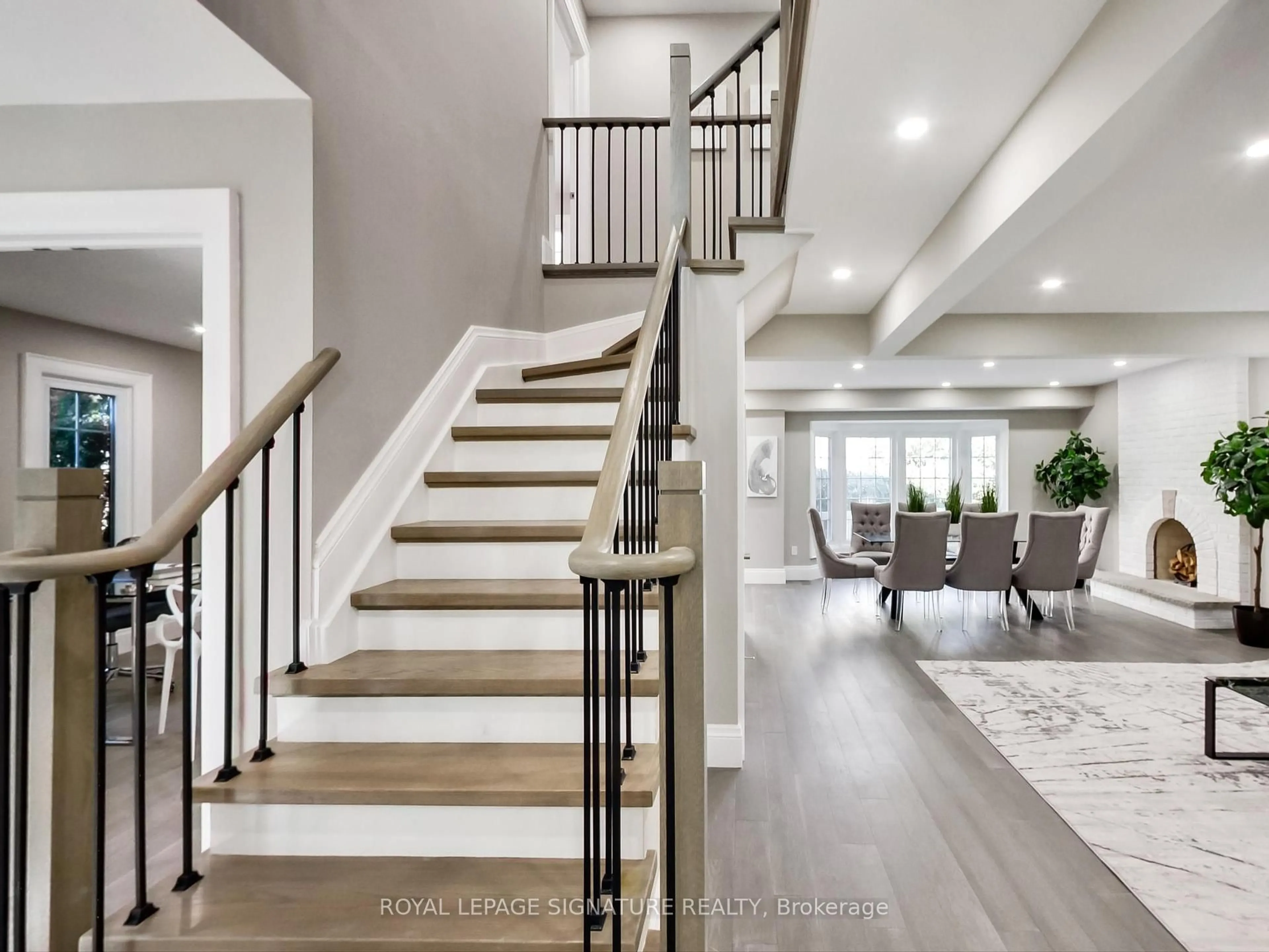 Indoor entryway for 4342 Violet Rd, Mississauga Ontario L5V 1J8