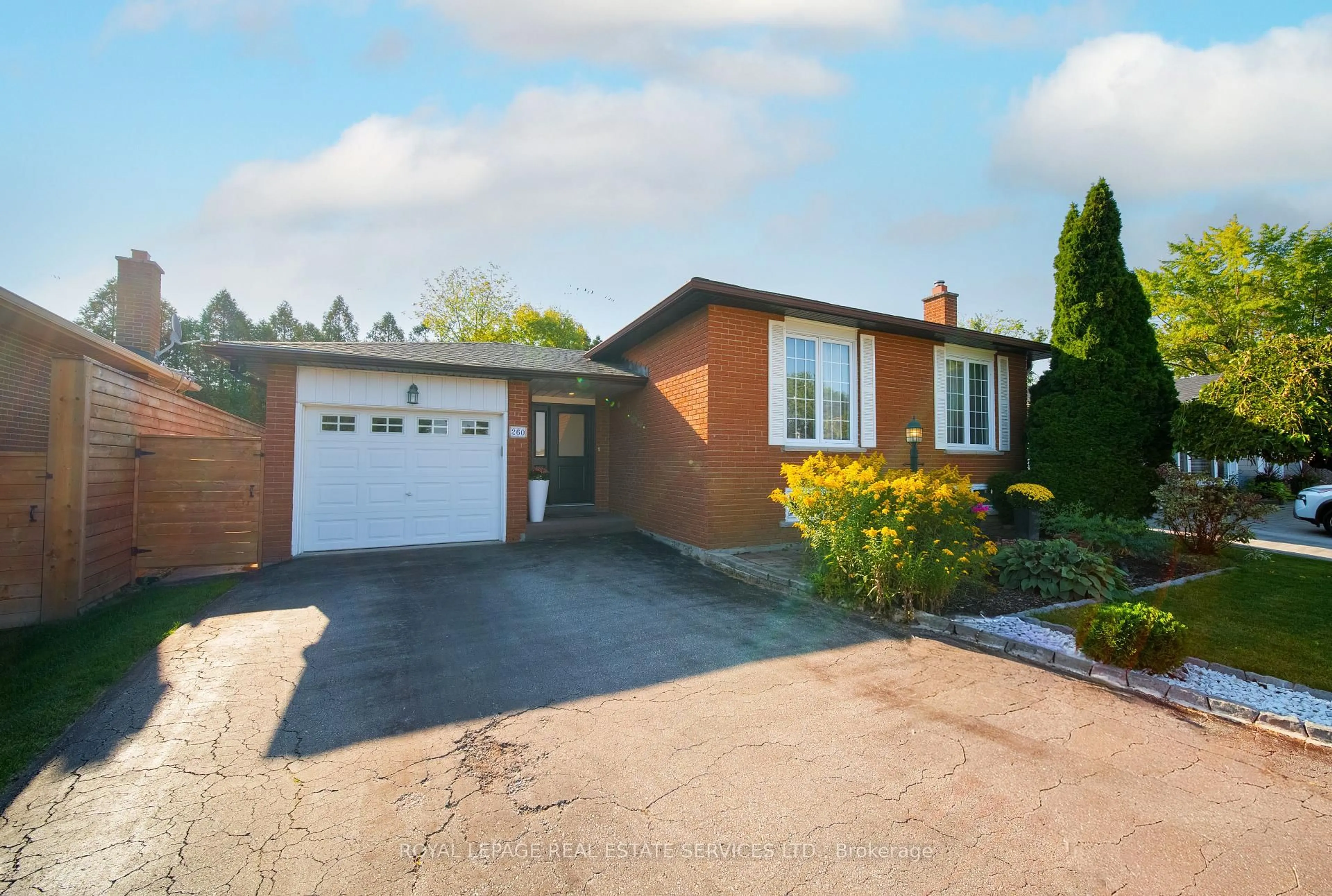 Home with brick exterior material, street for 260 Oriole Crt, Milton Ontario L9T 3R4
