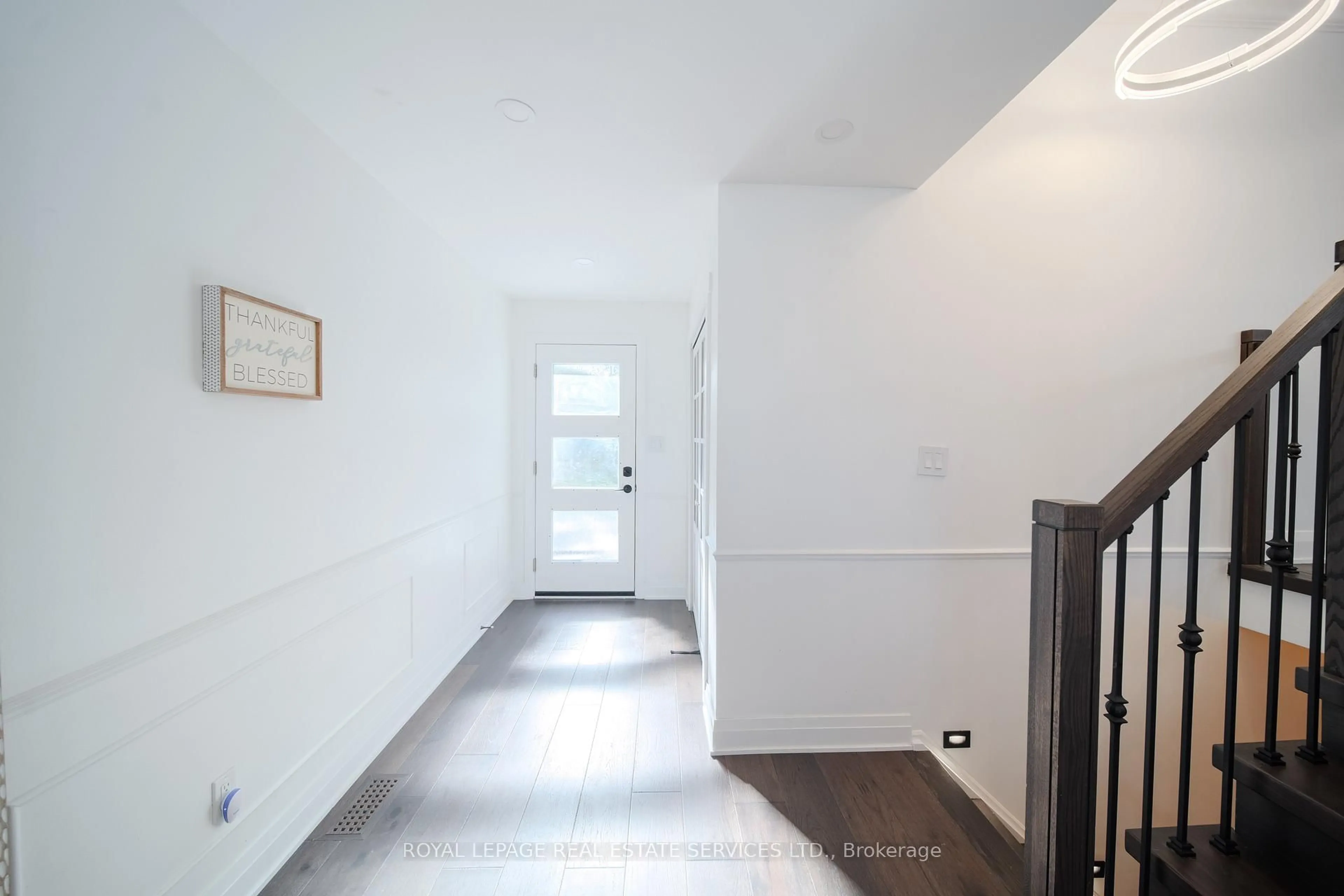 Indoor foyer for 260 Oriole Crt, Milton Ontario L9T 3R4
