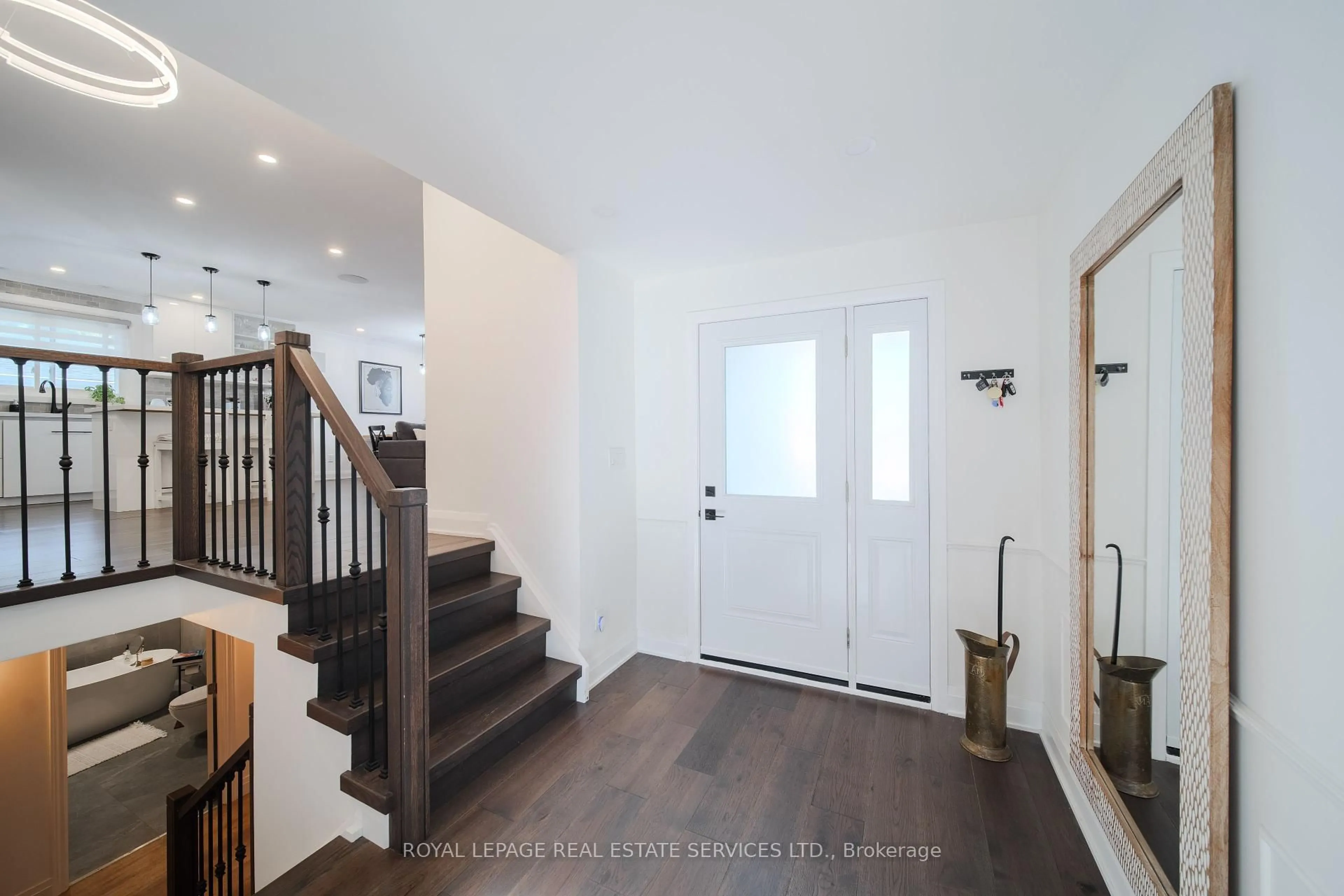 Indoor entryway for 260 Oriole Crt, Milton Ontario L9T 3R4