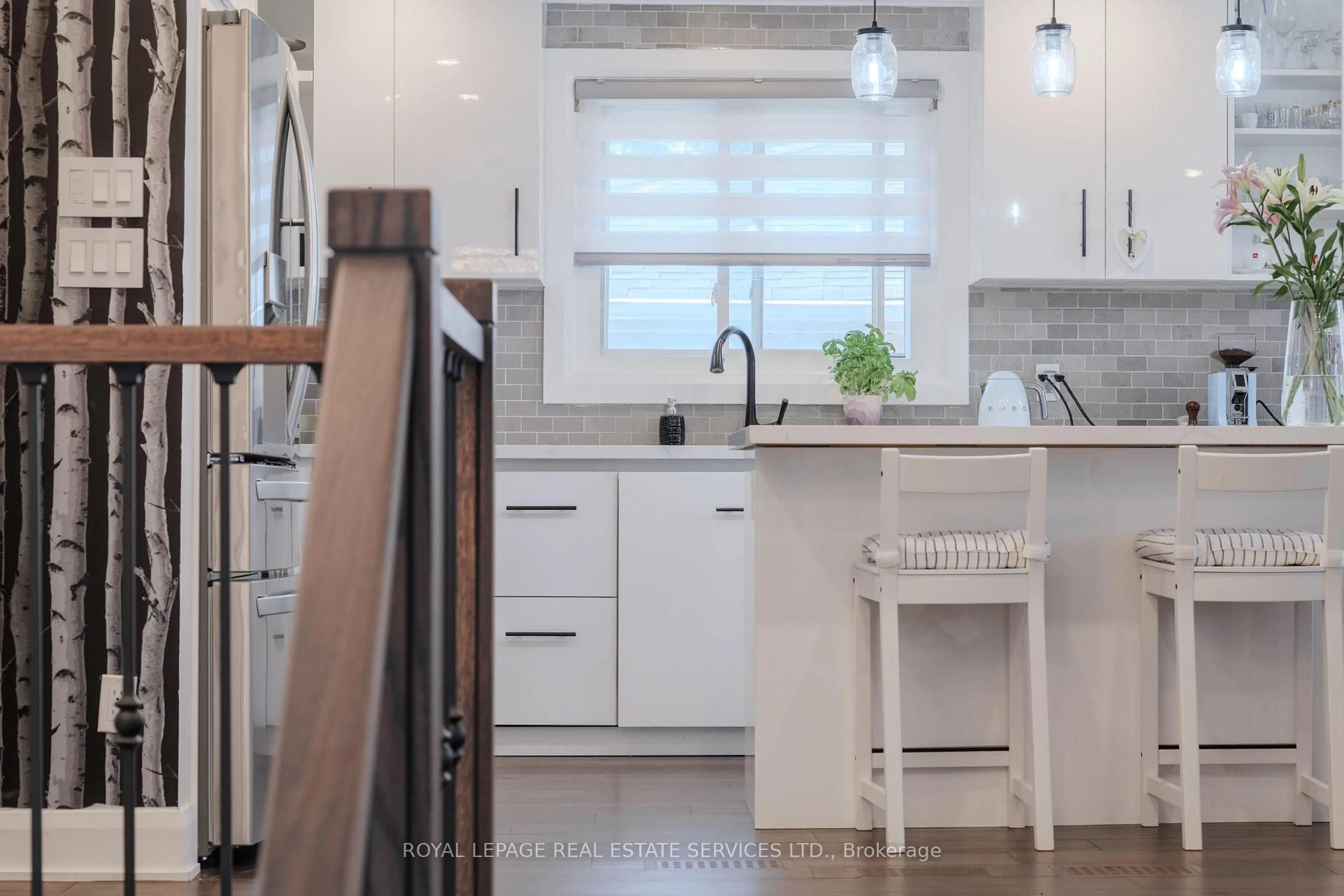 Open concept kitchen, ceramic/tile floor for 260 Oriole Crt, Milton Ontario L9T 3R4