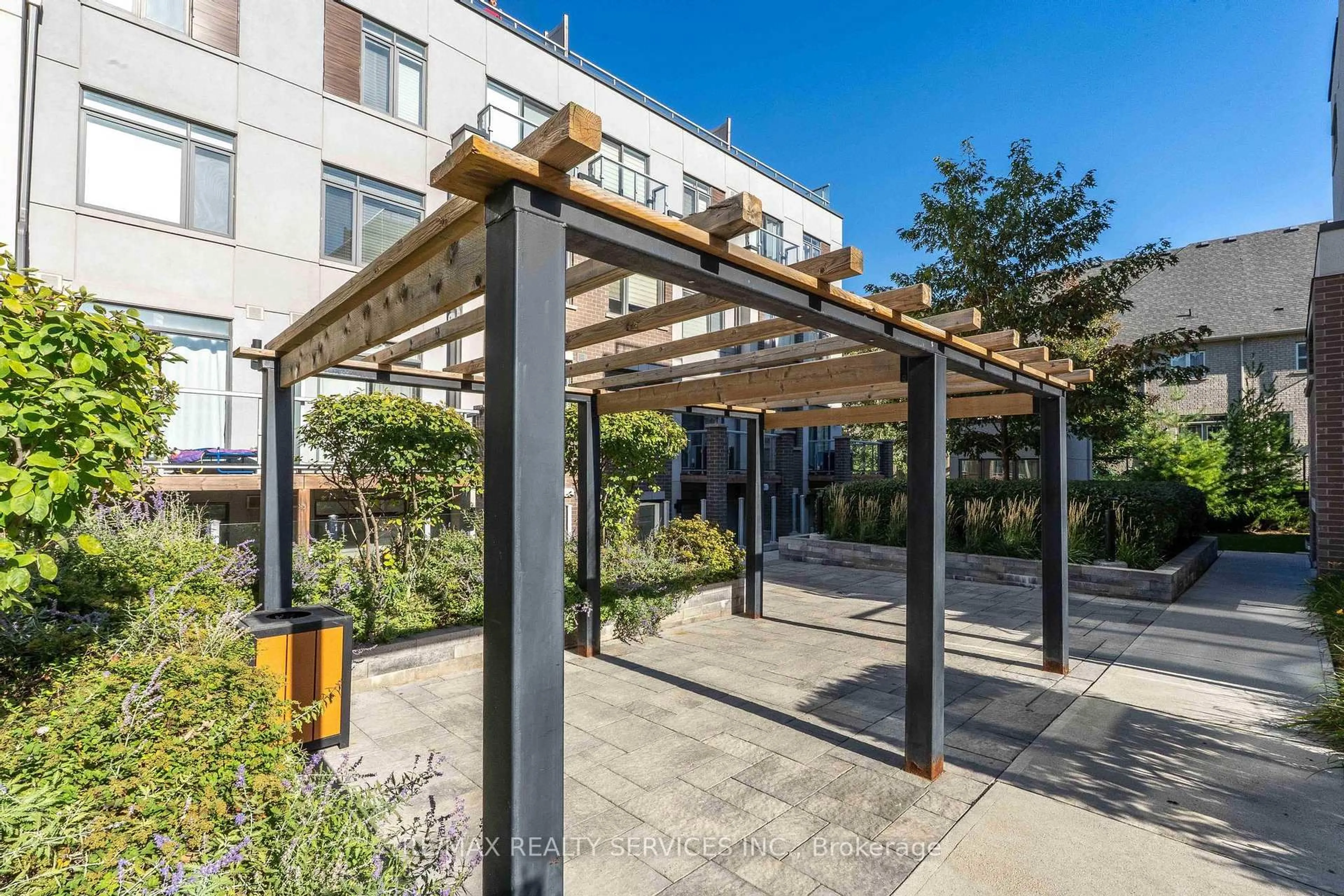 Patio, street for 3062 Sixth Line #342, Oakville Ontario L6M 1P8