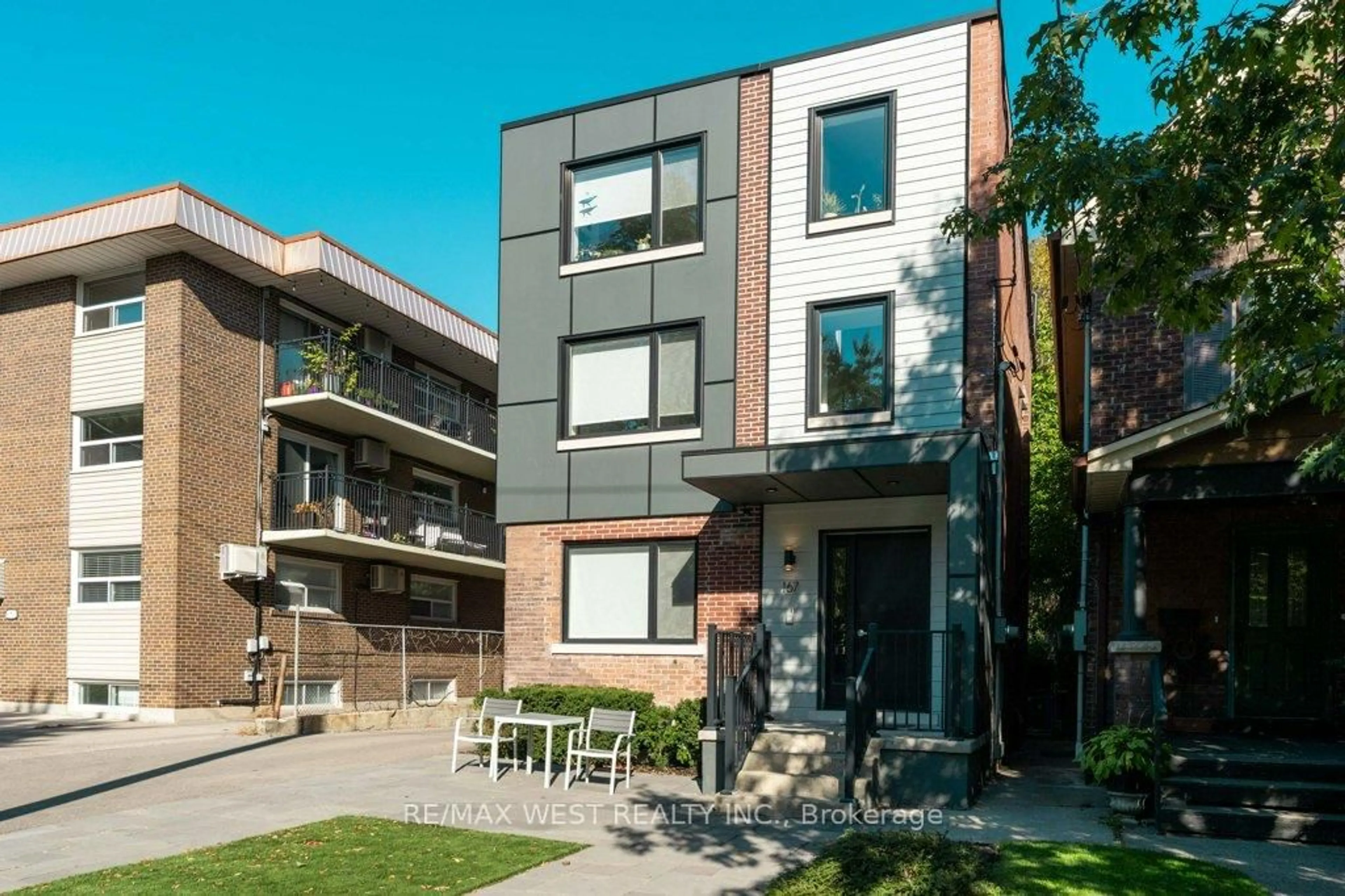 Home with brick exterior material, street for 167 Quebec Ave, Toronto Ontario M6S 3W1