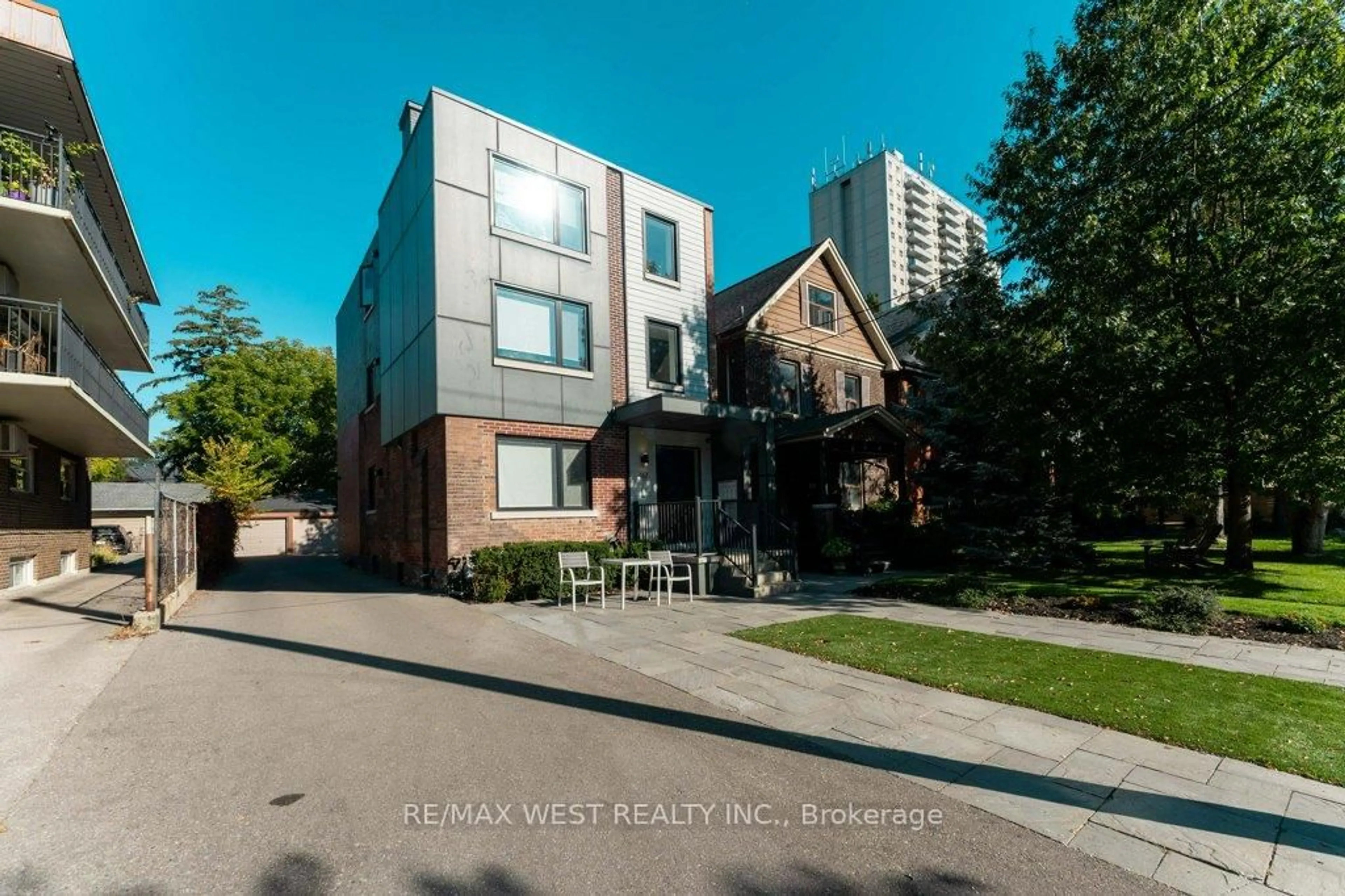 Patio, street for 167 Quebec Ave, Toronto Ontario M6S 3W1
