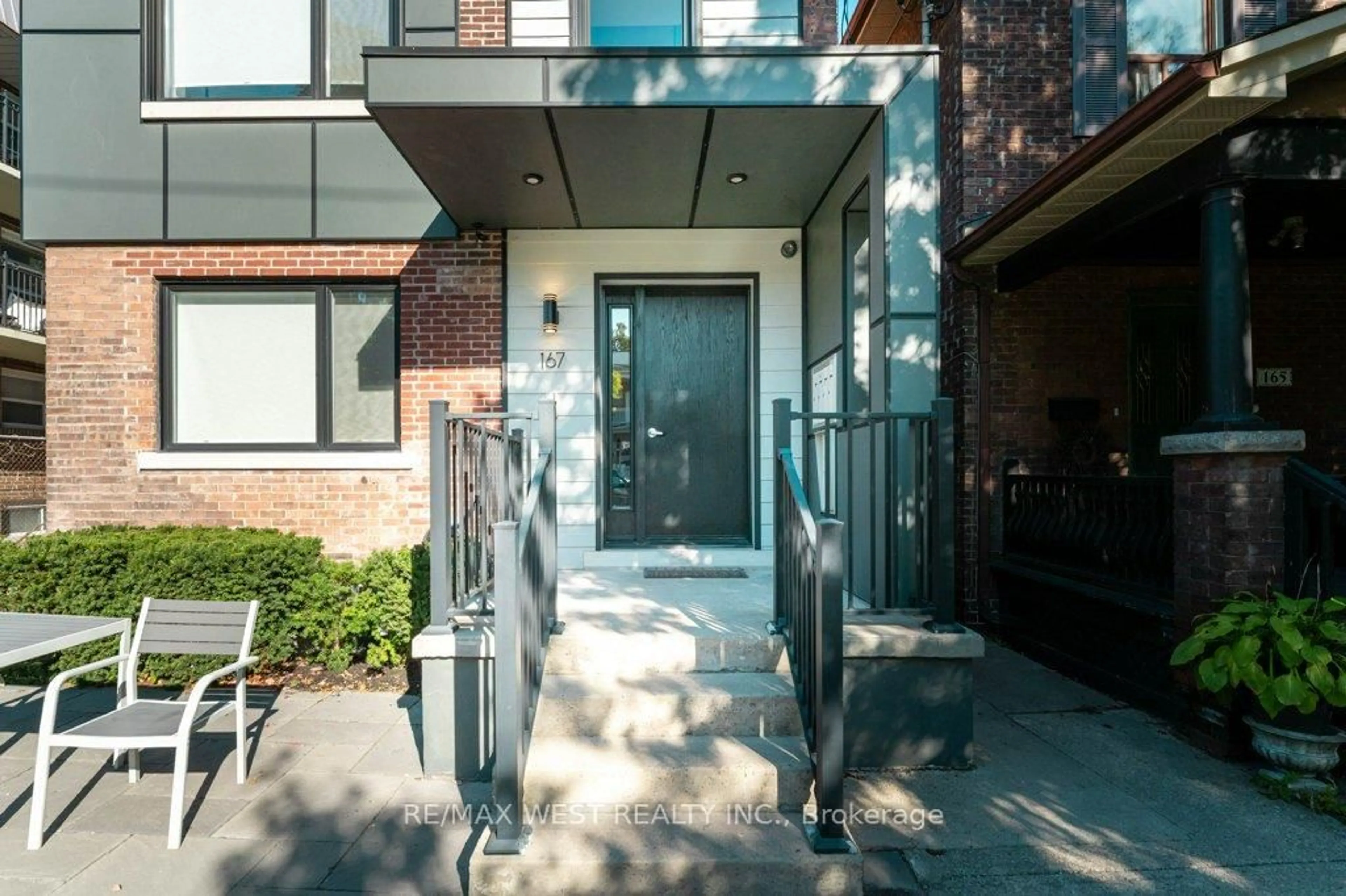 Indoor foyer for 167 Quebec Ave, Toronto Ontario M6S 3W1