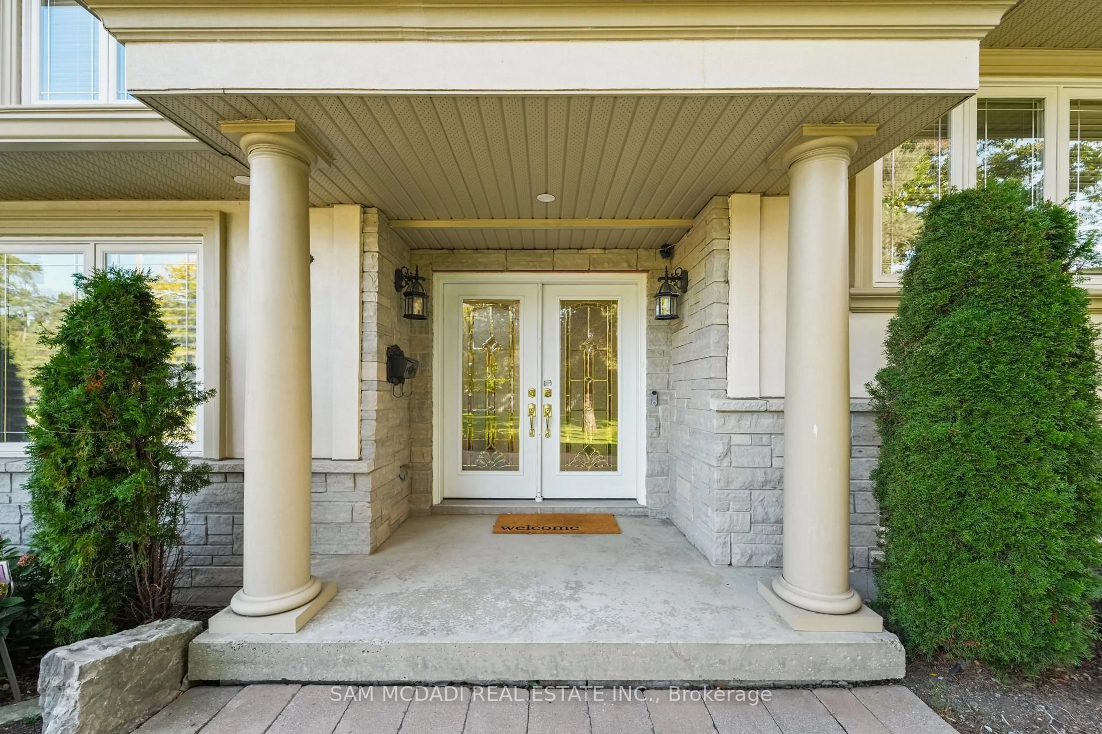 Indoor entryway for 724 Atoka Dr, Mississauga Ontario L5H 1Y6