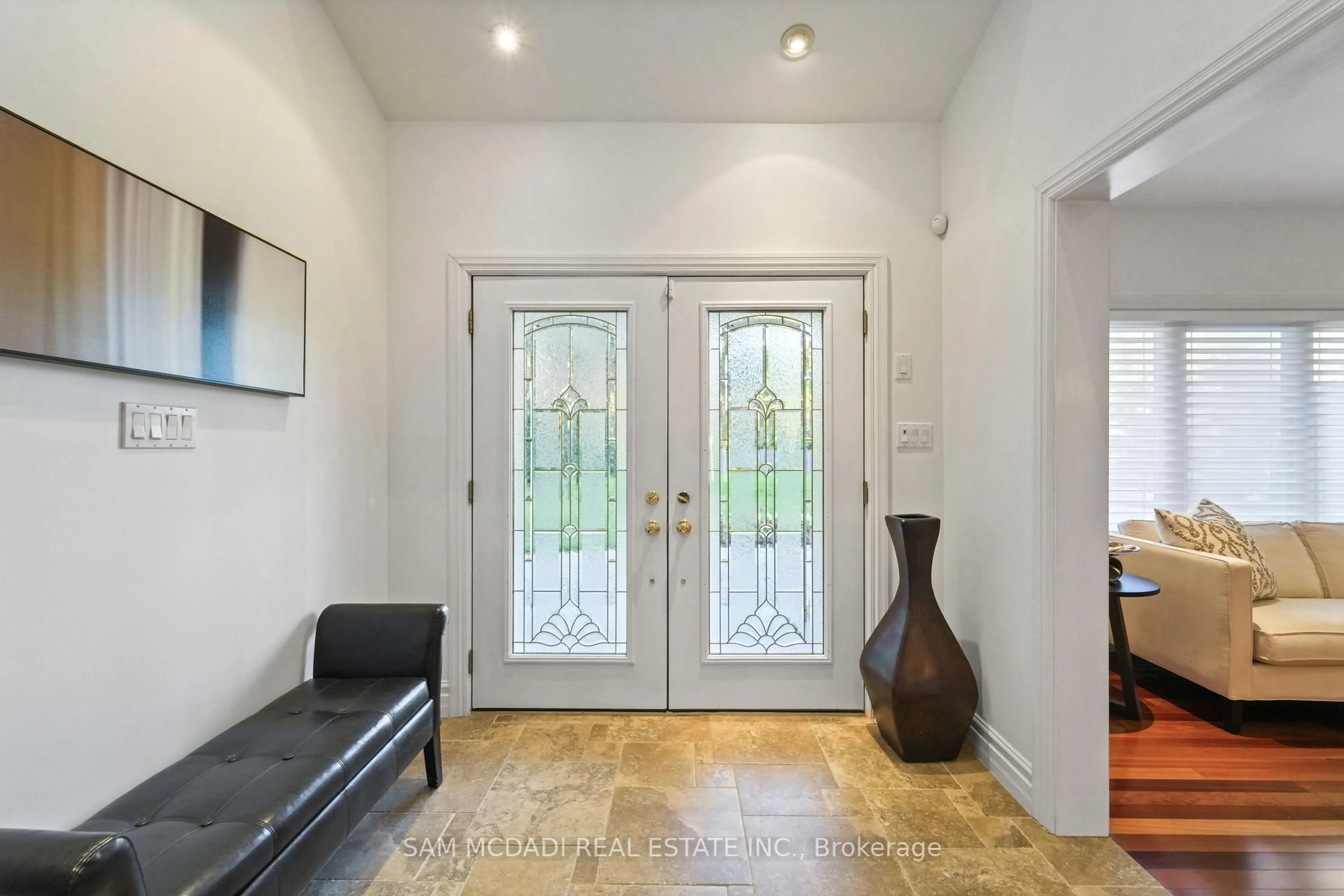Indoor entryway for 724 Atoka Dr, Mississauga Ontario L5H 1Y6