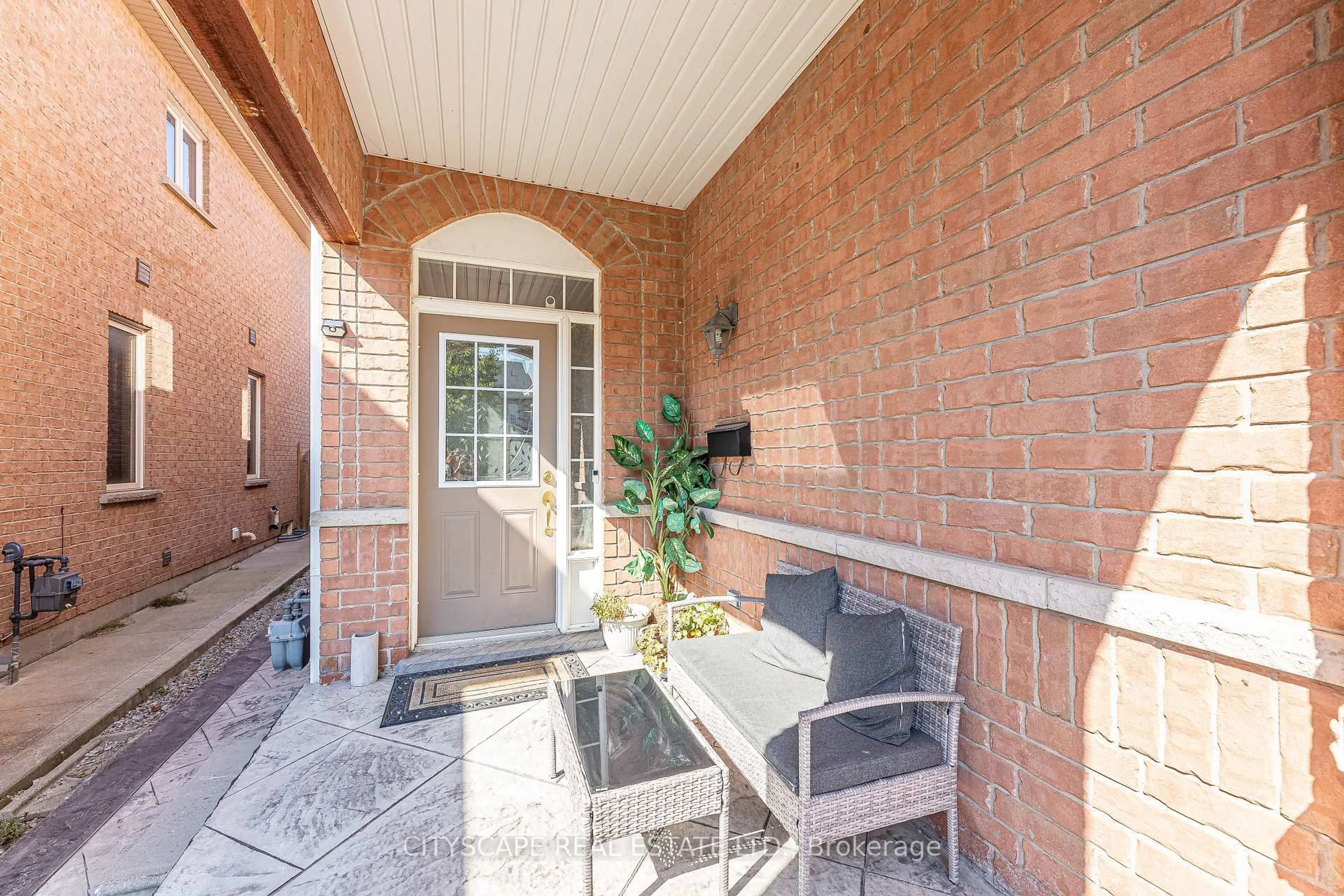 Patio, street for 875 Oasis Dr, Mississauga Ontario L5V 0C6