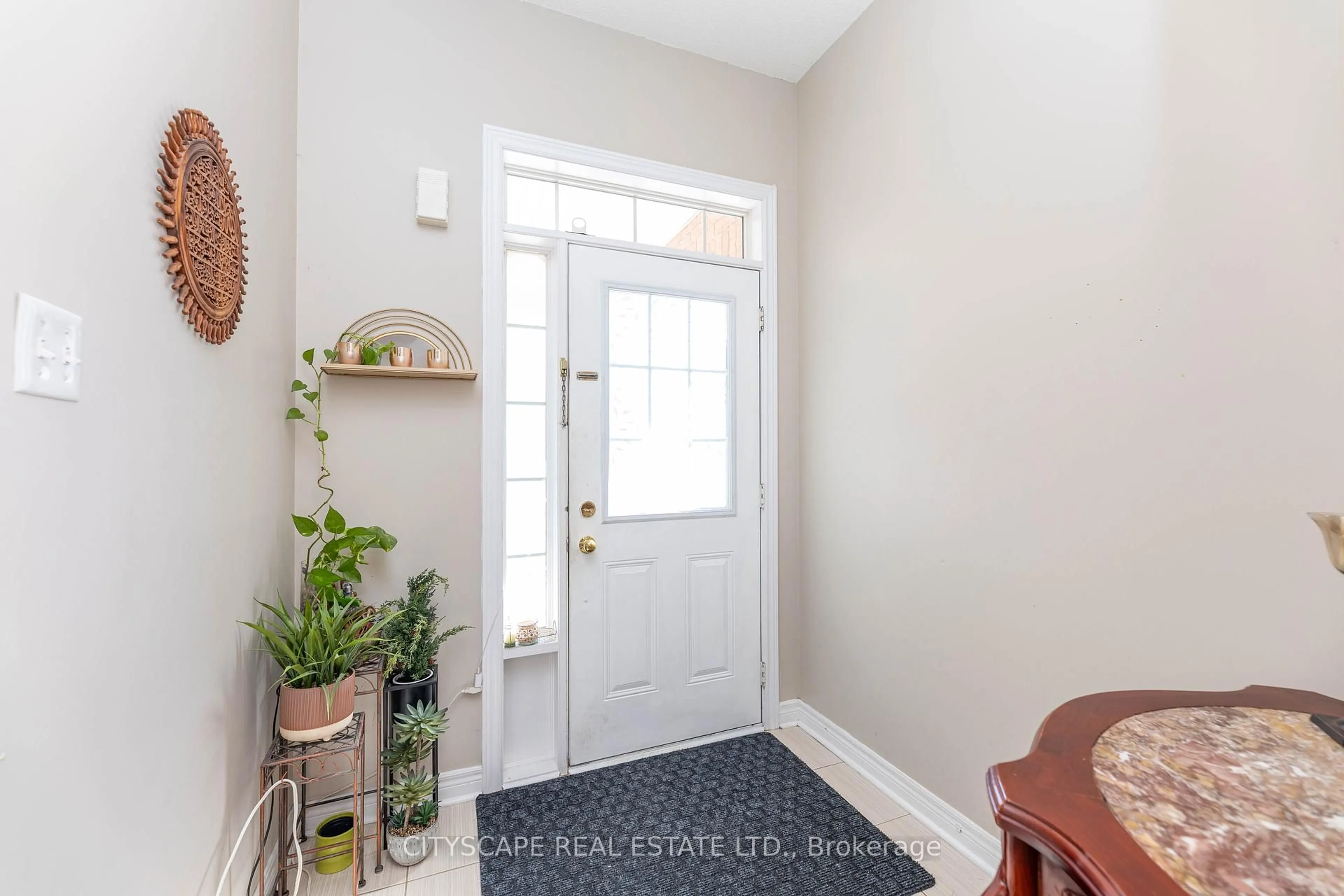 Indoor entryway for 875 Oasis Dr, Mississauga Ontario L5V 0C6