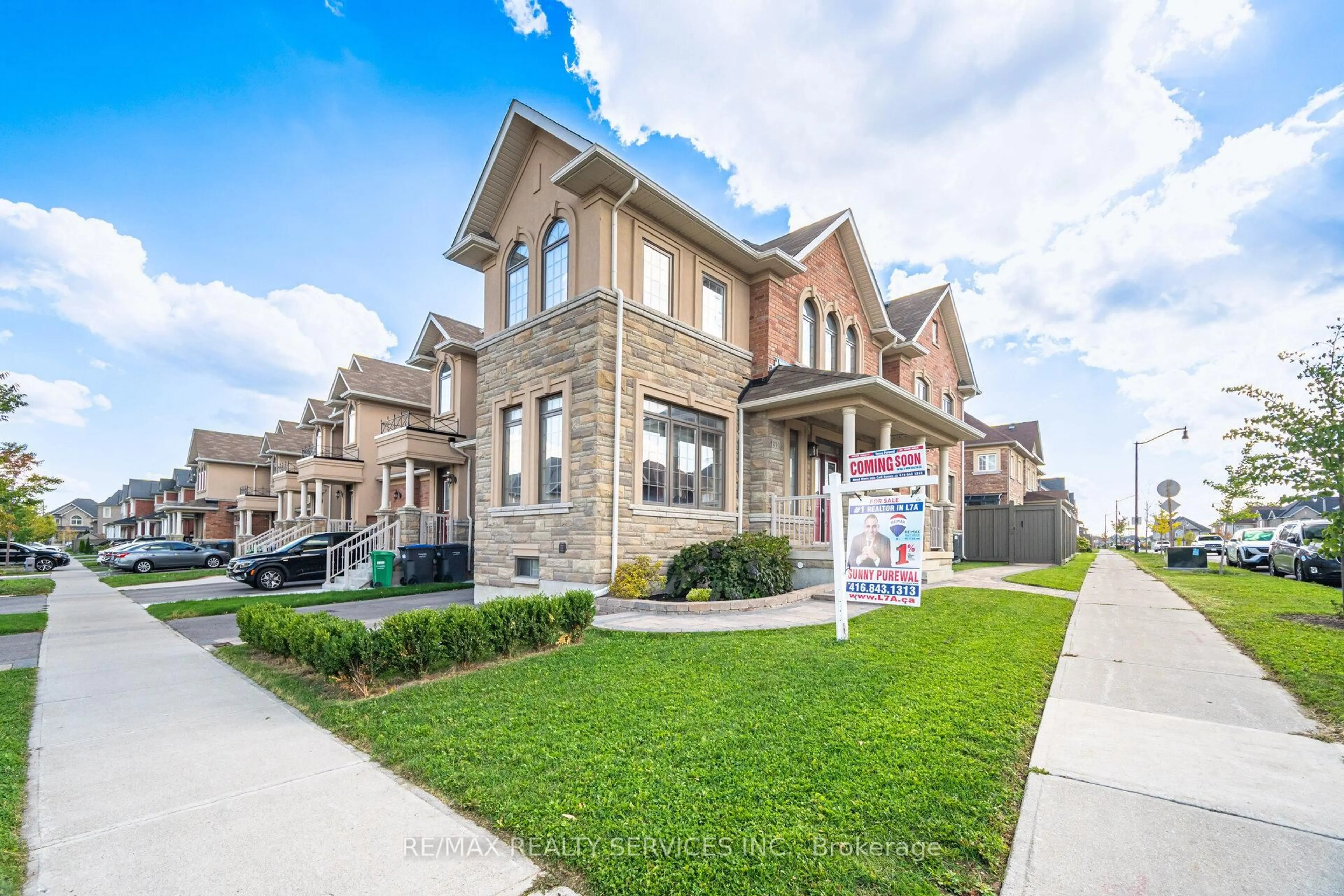 Home with brick exterior material, street for 333 Remembrance Rd, Brampton Ontario L7A 4X5