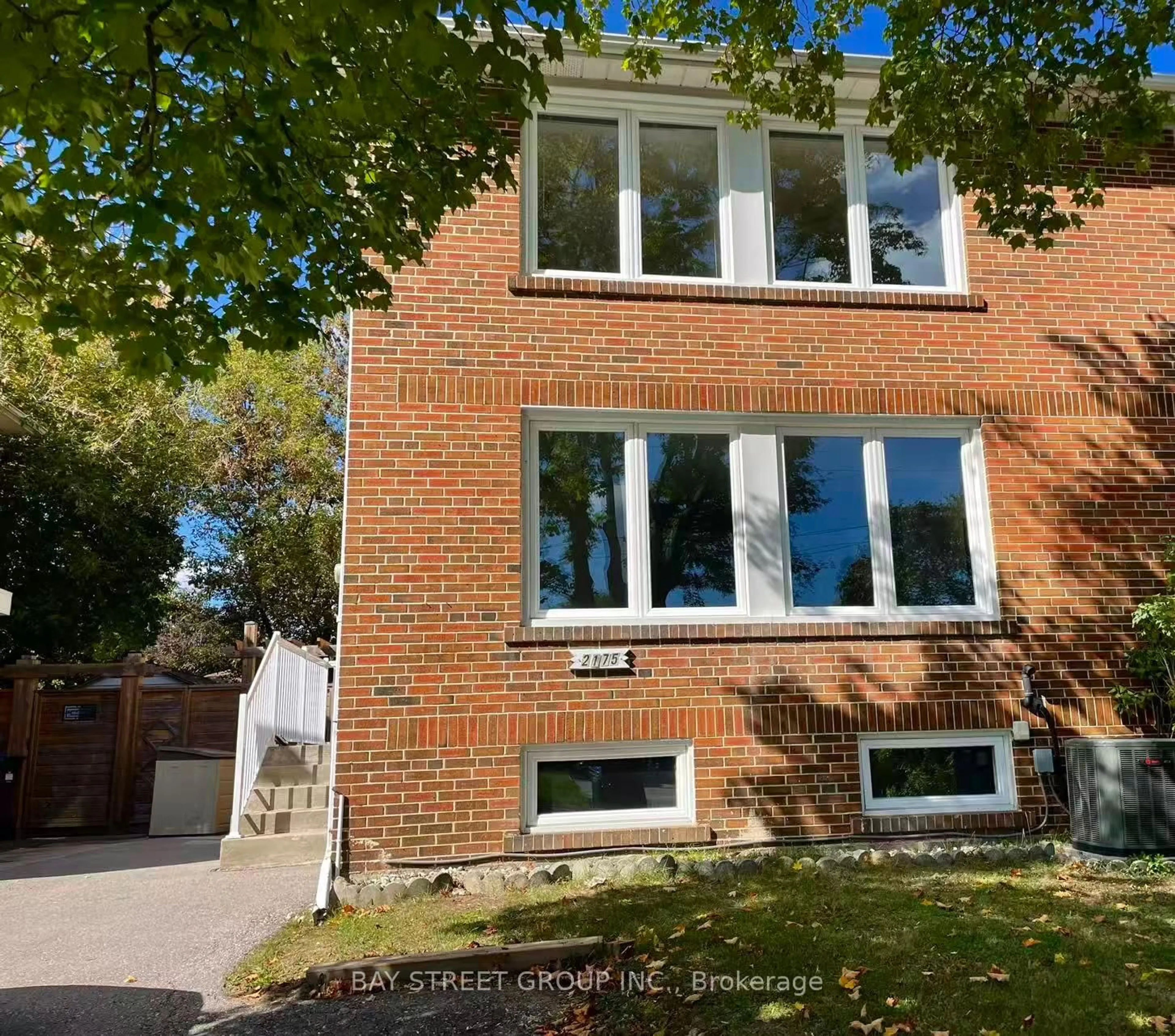 Home with brick exterior material, street for 2175 Wiseman Crt, Mississauga Ontario L5J 1P3