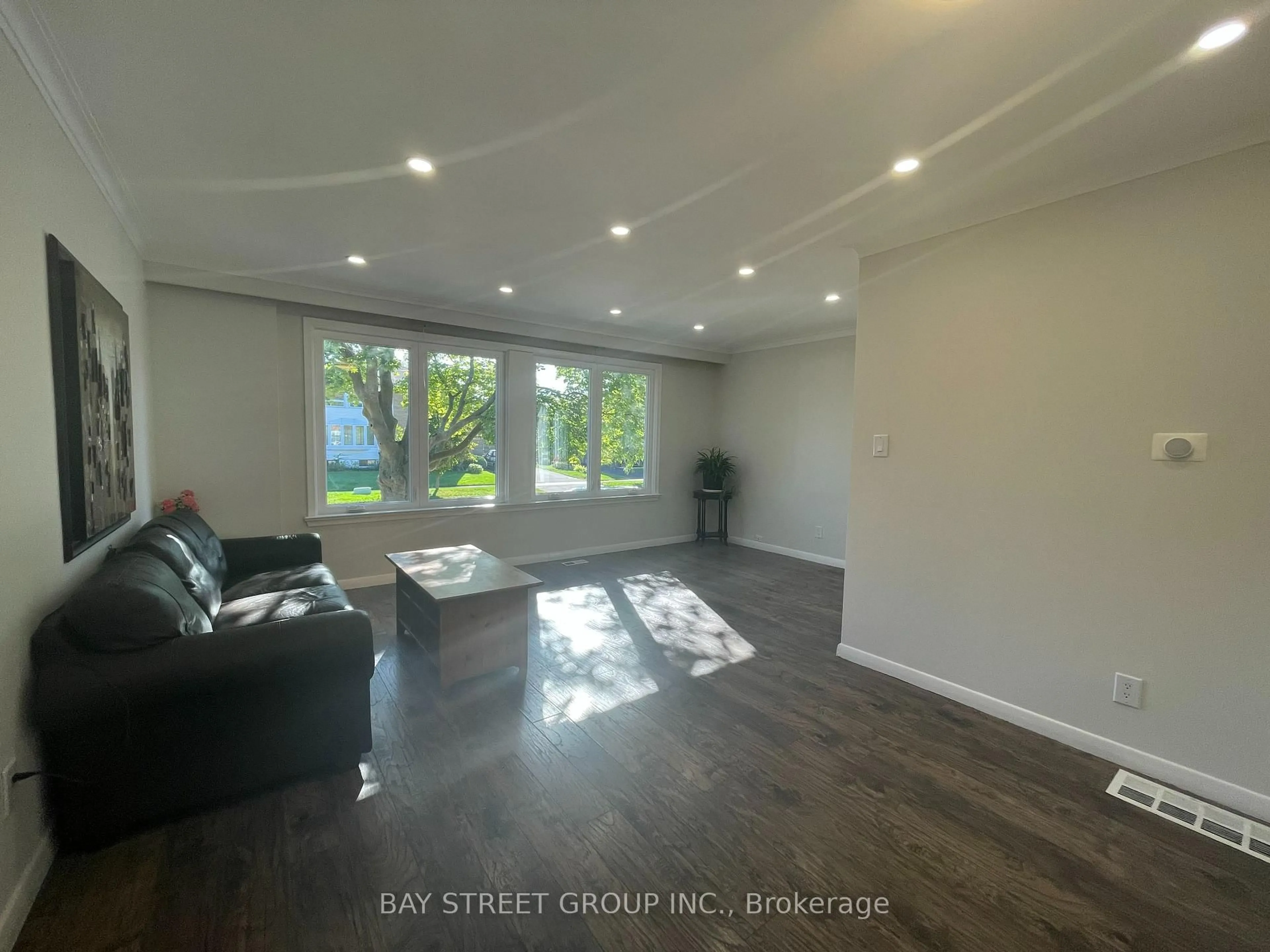 Living room with furniture, unknown for 2175 Wiseman Crt, Mississauga Ontario L5J 1P3