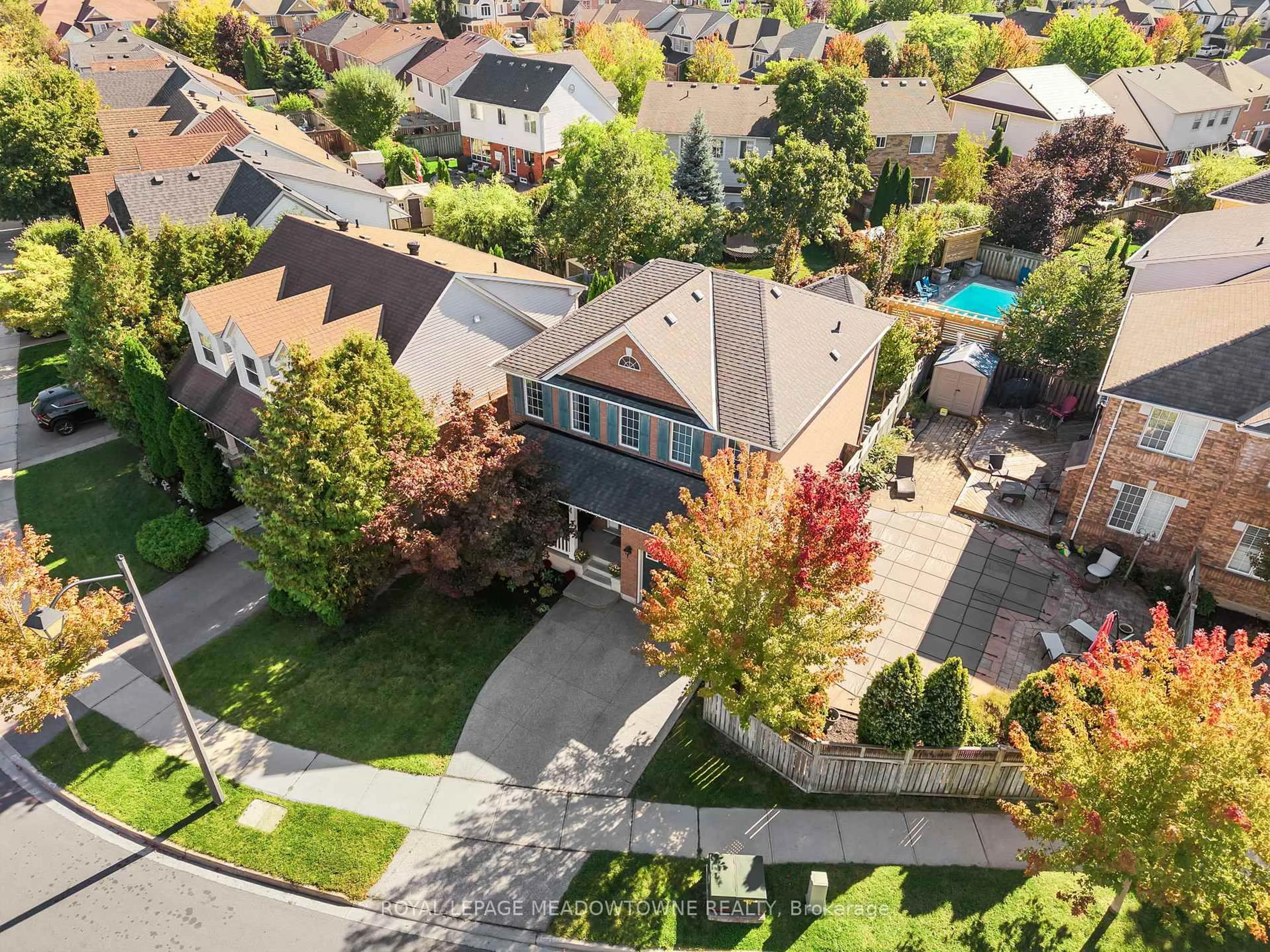 A pic from outside/outdoor area/front of a property/back of a property/a pic from drone, street for 583 Caverhill Cres, Milton Ontario L9T 5K5