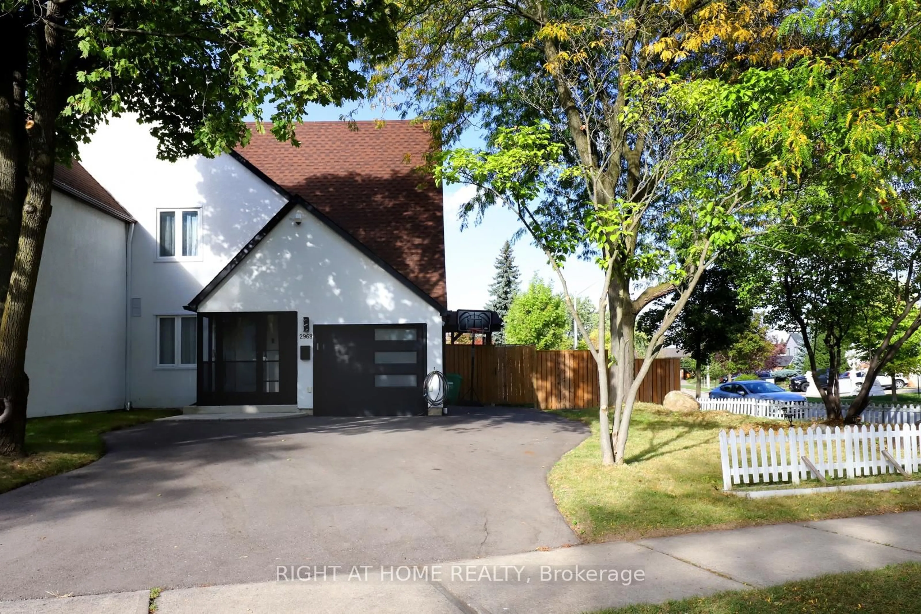 A pic from outside/outdoor area/front of a property/back of a property/a pic from drone, street for 2968 Nipiwin Dr, Mississauga Ontario L5N 1X9