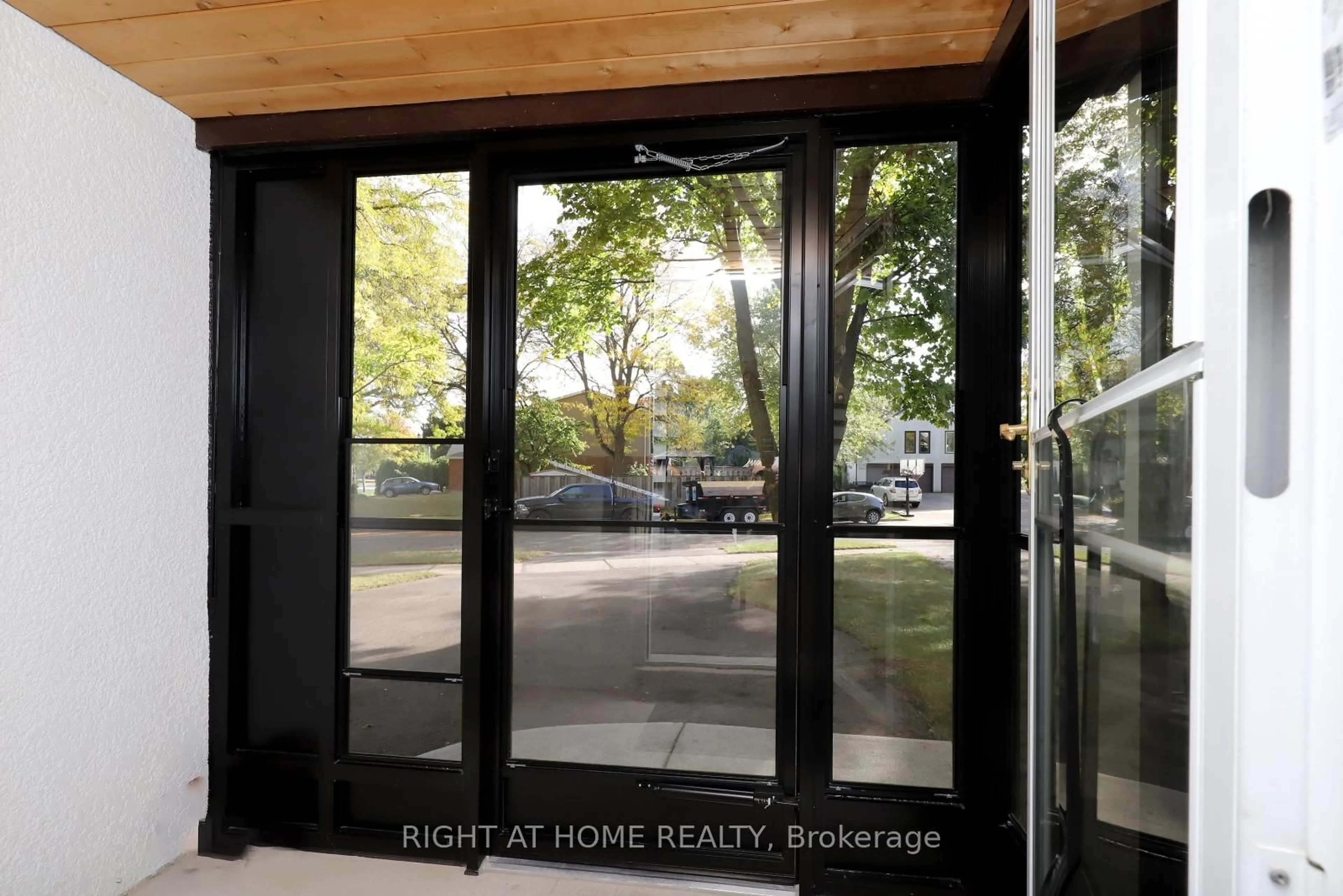 Indoor entryway for 2968 Nipiwin Dr, Mississauga Ontario L5N 1X9