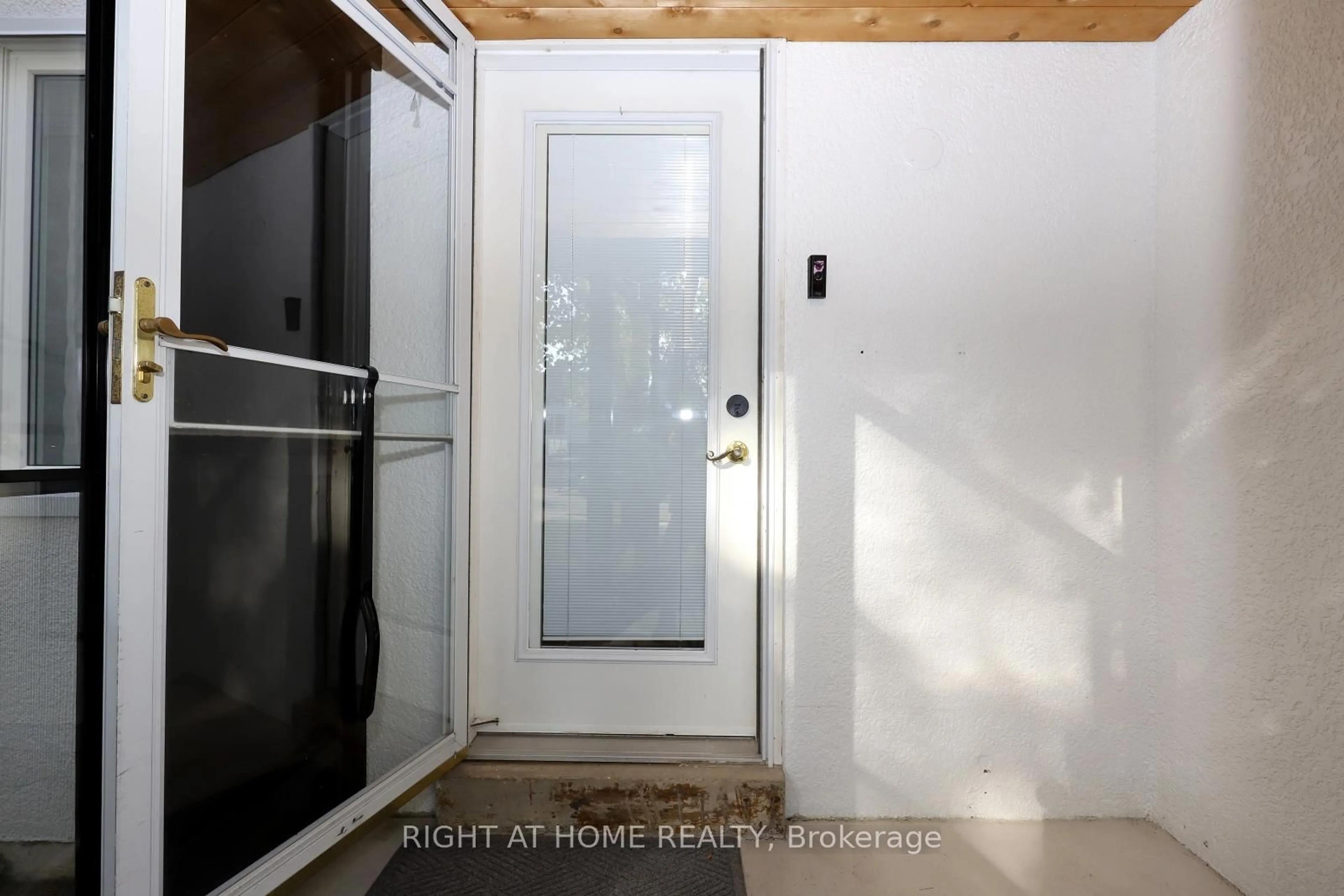Indoor entryway for 2968 Nipiwin Dr, Mississauga Ontario L5N 1X9