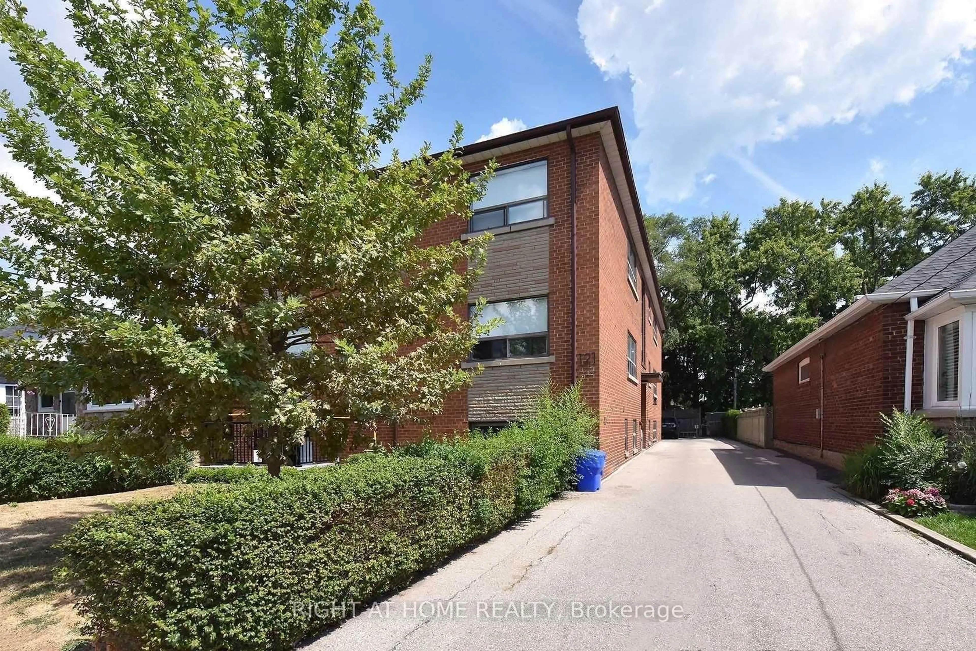 A pic from outside/outdoor area/front of a property/back of a property/a pic from drone, building for 121 Fourth St, Toronto Ontario M8V 2Y6