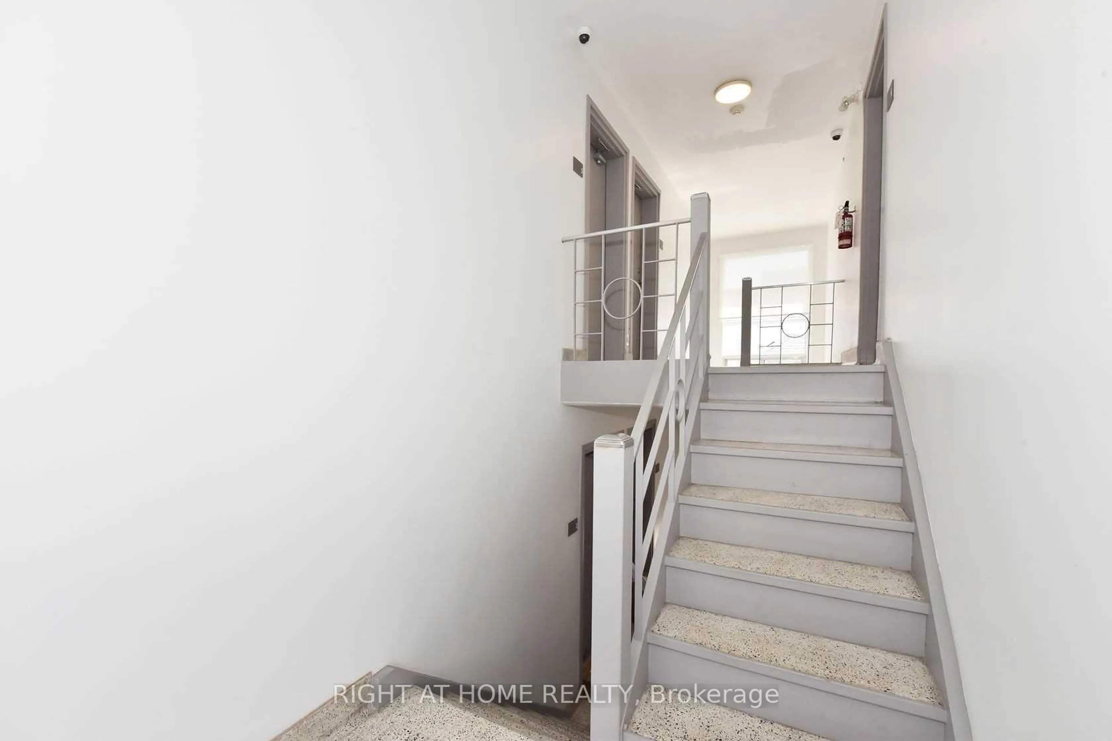 Indoor foyer for 121 Fourth St, Toronto Ontario M8V 2Y6