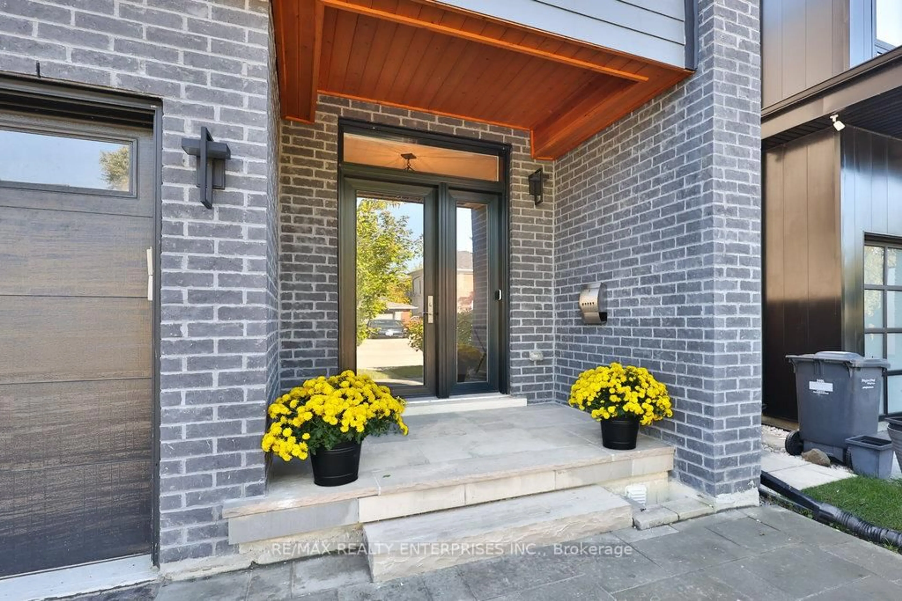 Home with brick exterior material, unknown for 15A Tecumseth Ave, Mississauga Ontario L5G 1K5