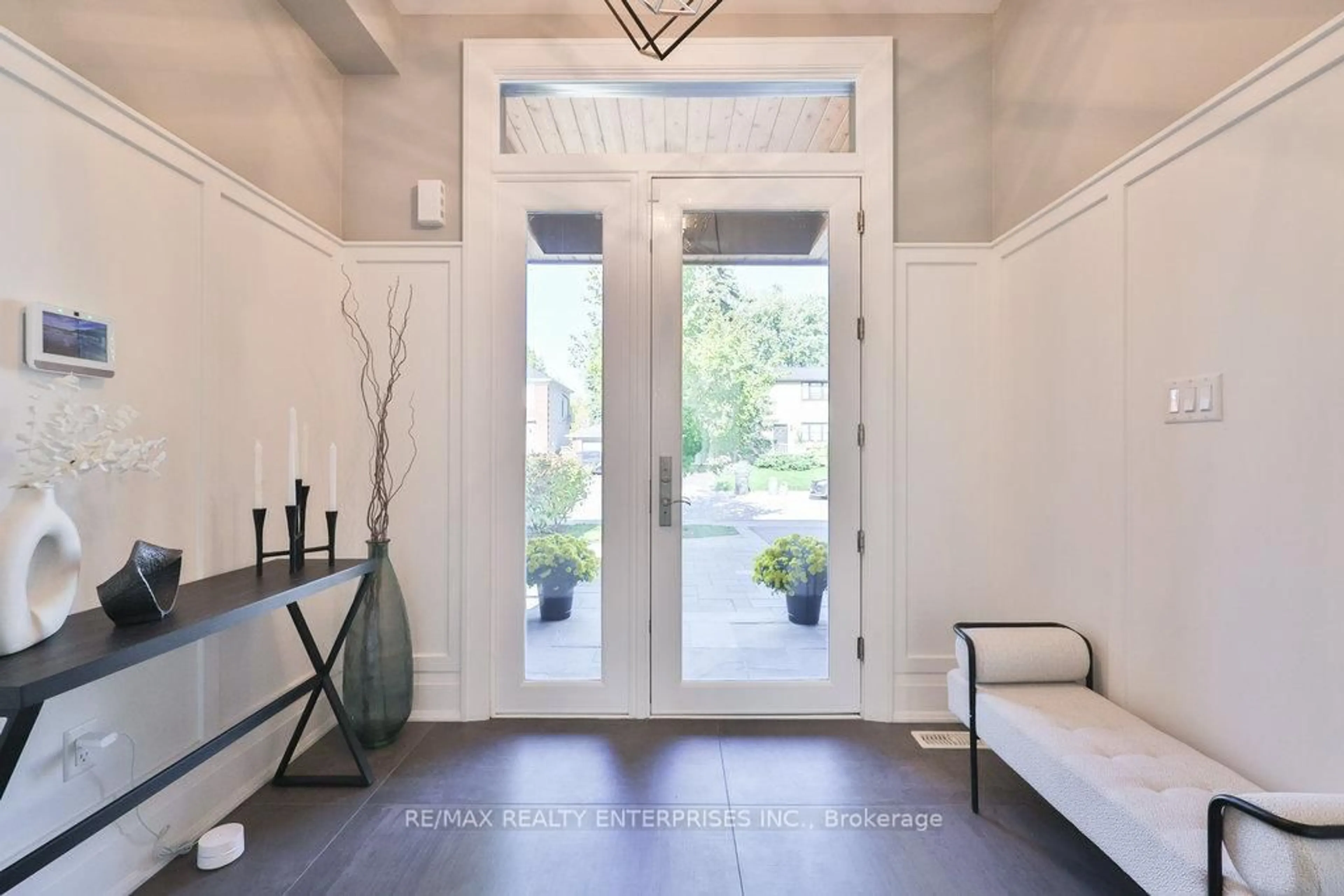 Indoor entryway for 15A Tecumseth Ave, Mississauga Ontario L5G 1K5