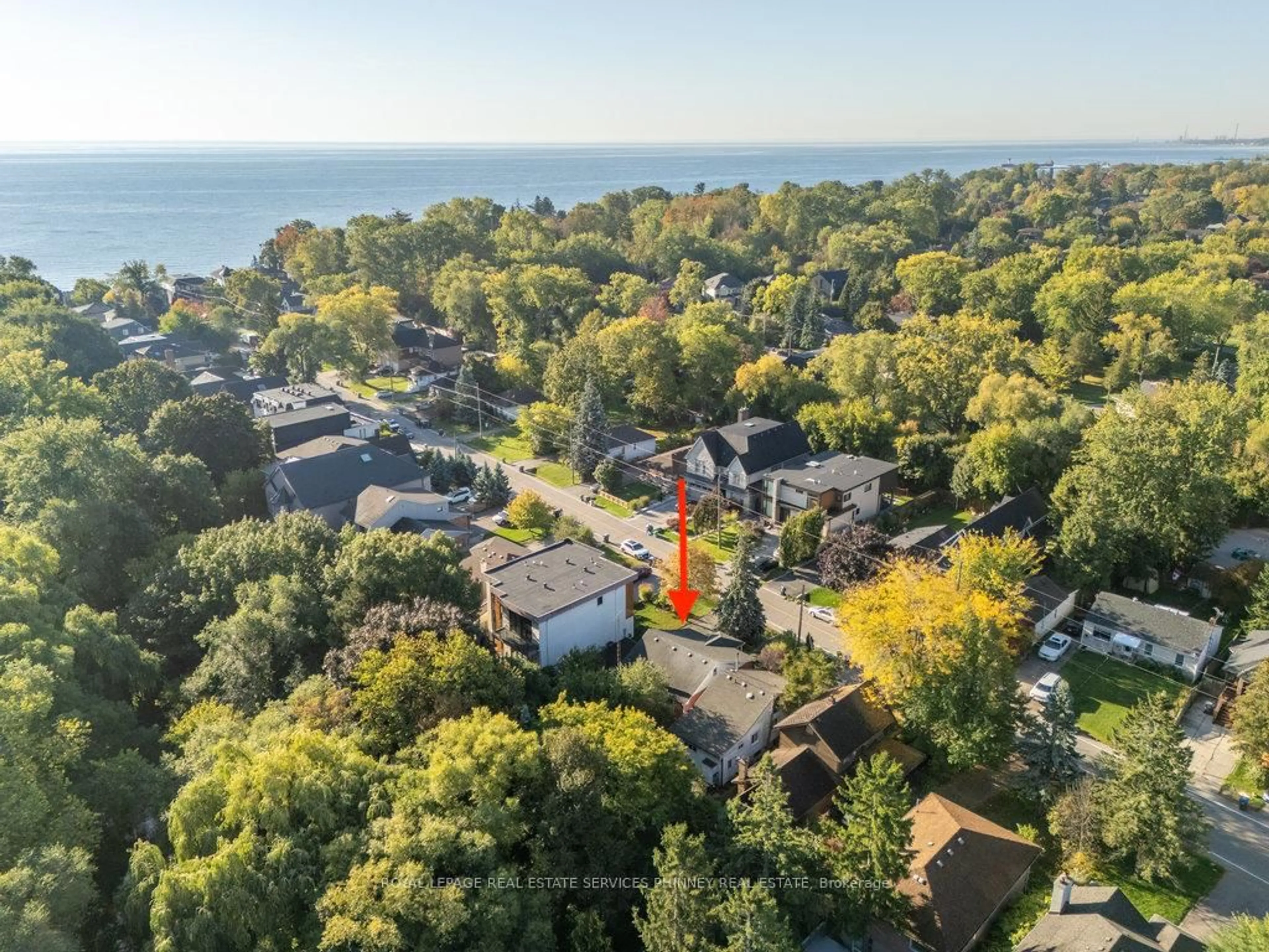 A pic from outside/outdoor area/front of a property/back of a property/a pic from drone, water/lake/river/ocean view for 945 BEECHWOOD Ave, Mississauga Ontario L5G 4E3