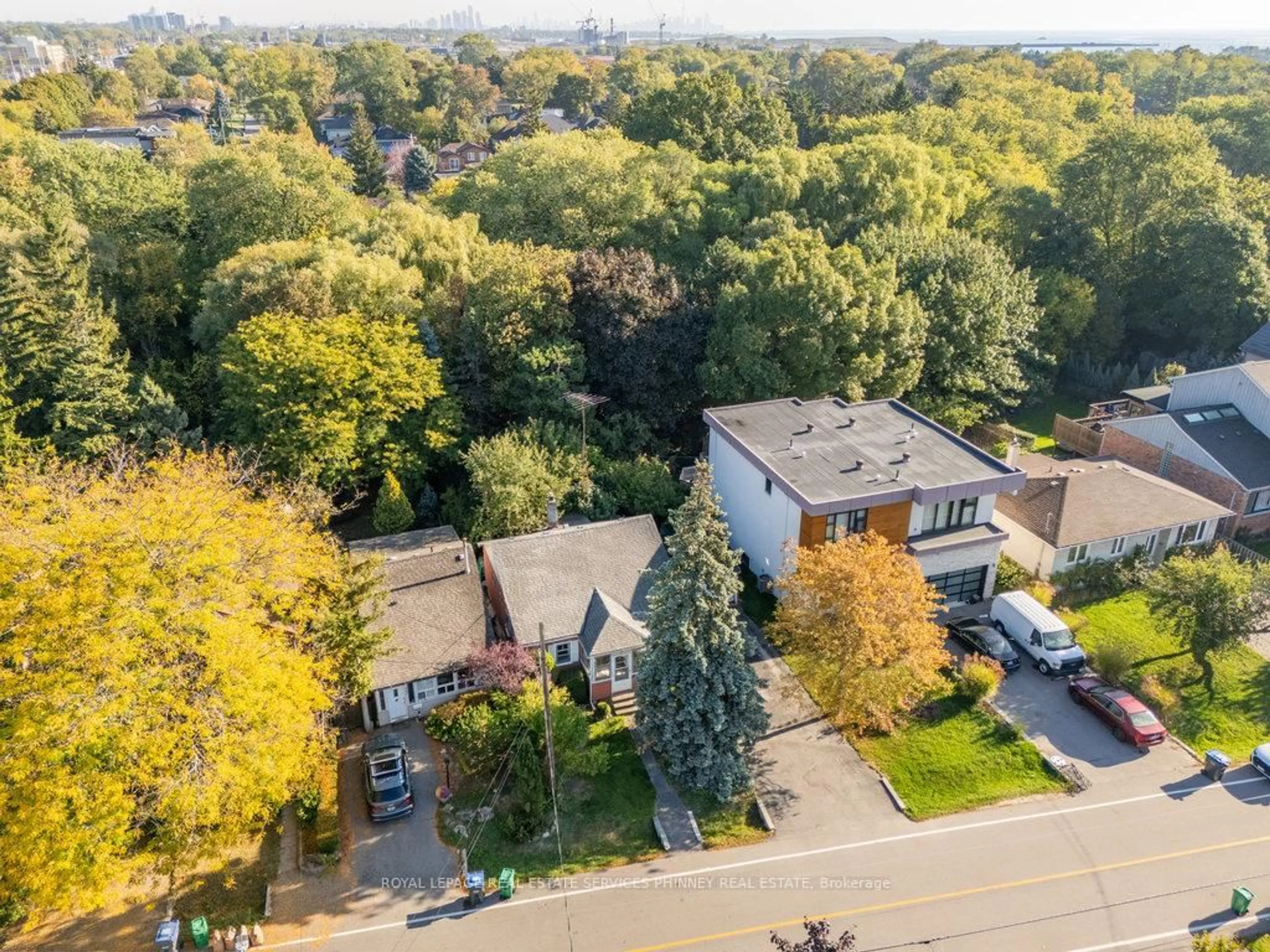 A pic from outside/outdoor area/front of a property/back of a property/a pic from drone, street for 945 BEECHWOOD Ave, Mississauga Ontario L5G 4E3