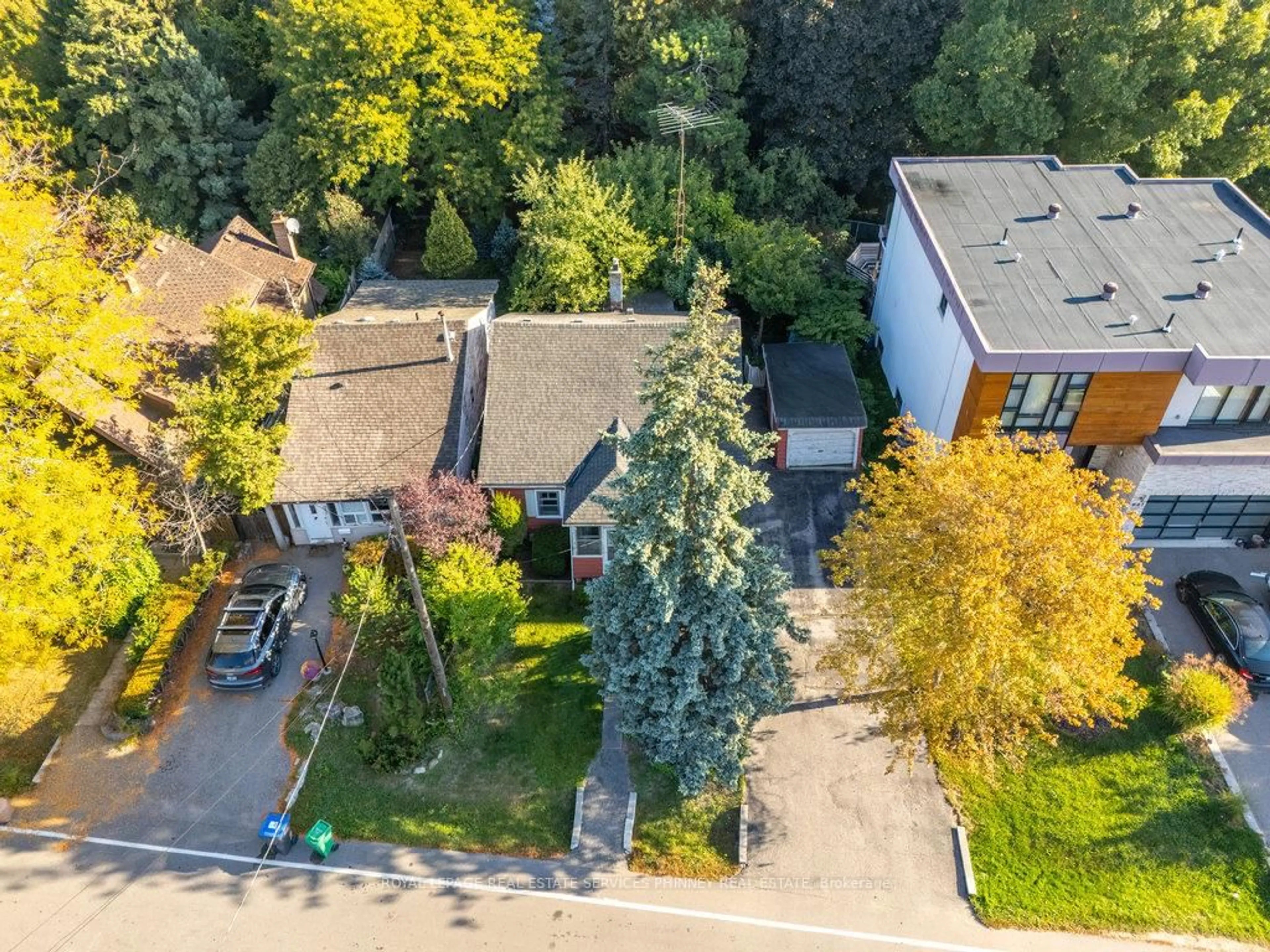 A pic from outside/outdoor area/front of a property/back of a property/a pic from drone, street for 945 BEECHWOOD Ave, Mississauga Ontario L5G 4E3