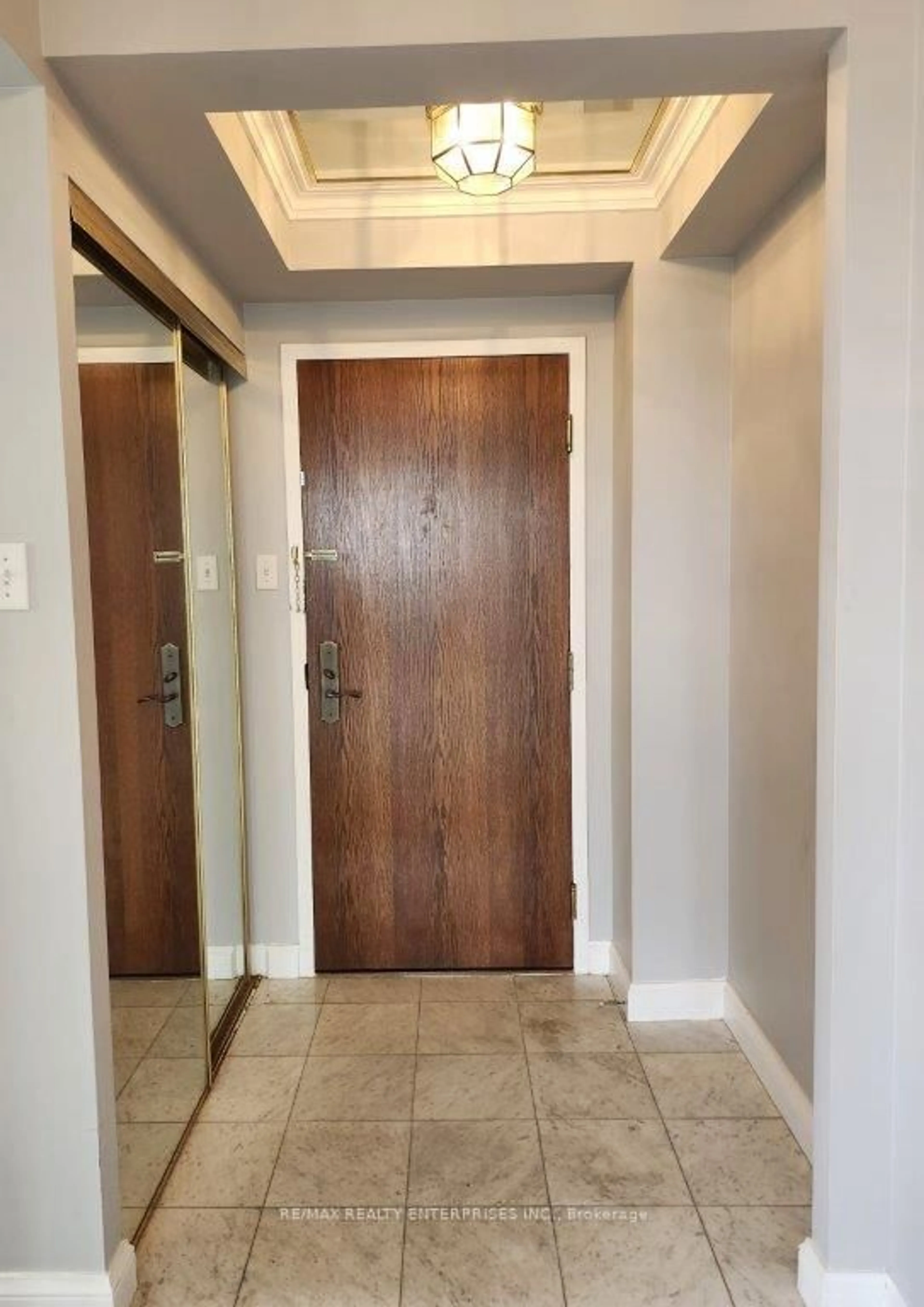 Indoor entryway for 24 Hanover Rd #309, Brampton Ontario L6S 5K8