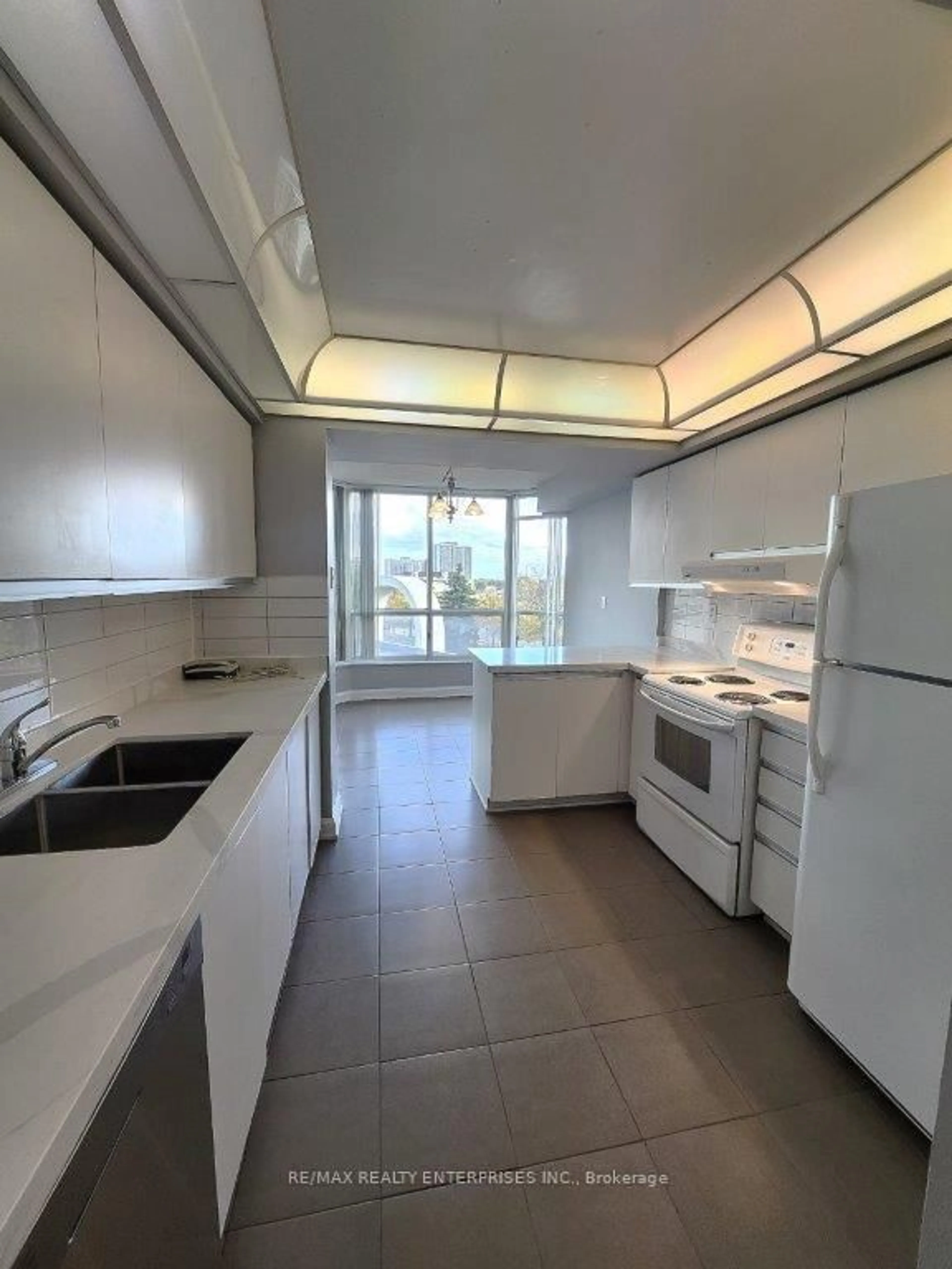 Standard kitchen, ceramic/tile floor for 24 Hanover Rd #309, Brampton Ontario L6S 5K8