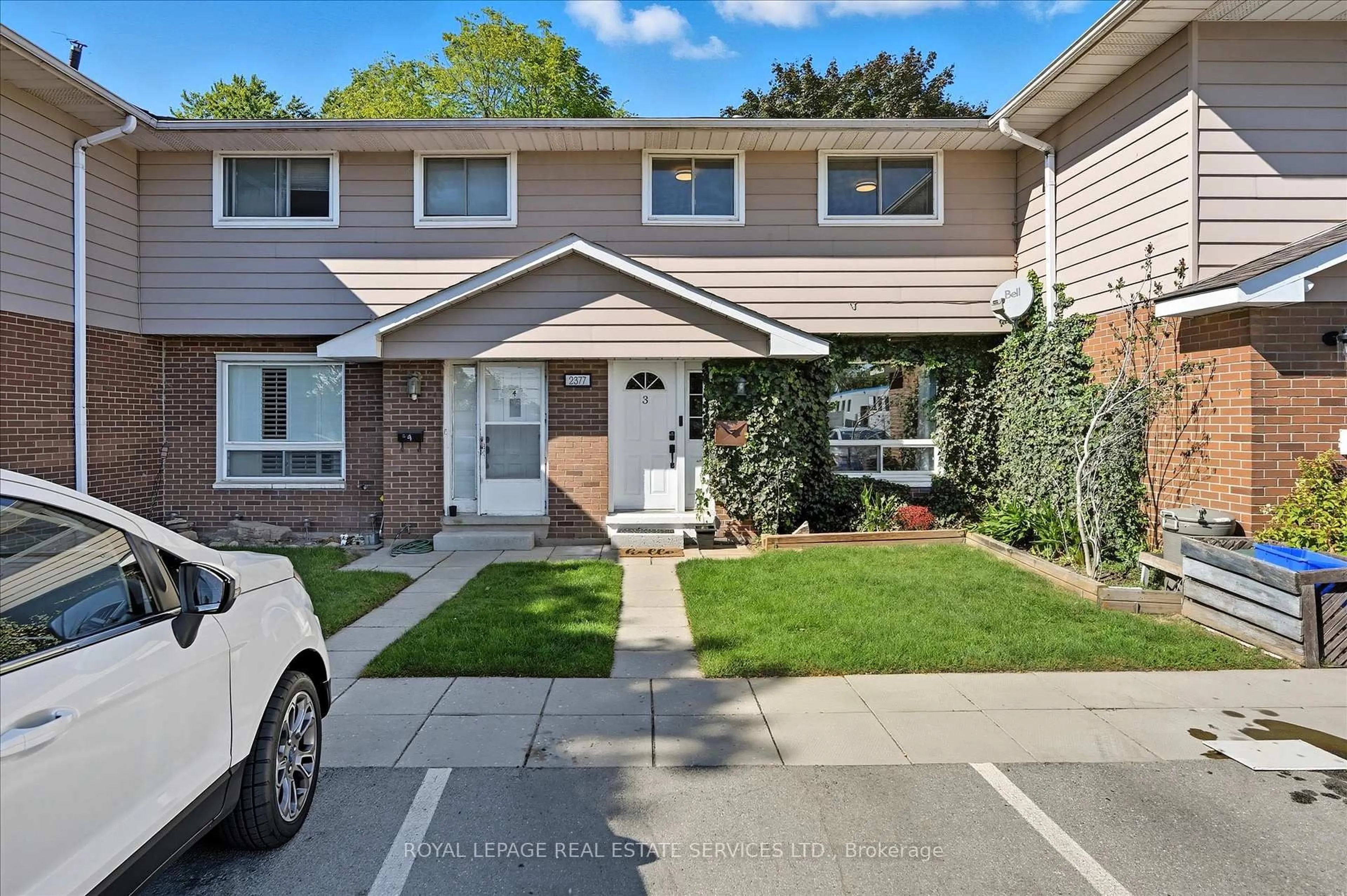 Home with vinyl exterior material, street for 2377 Industrial St #3, Burlington Ontario L7P 1A4