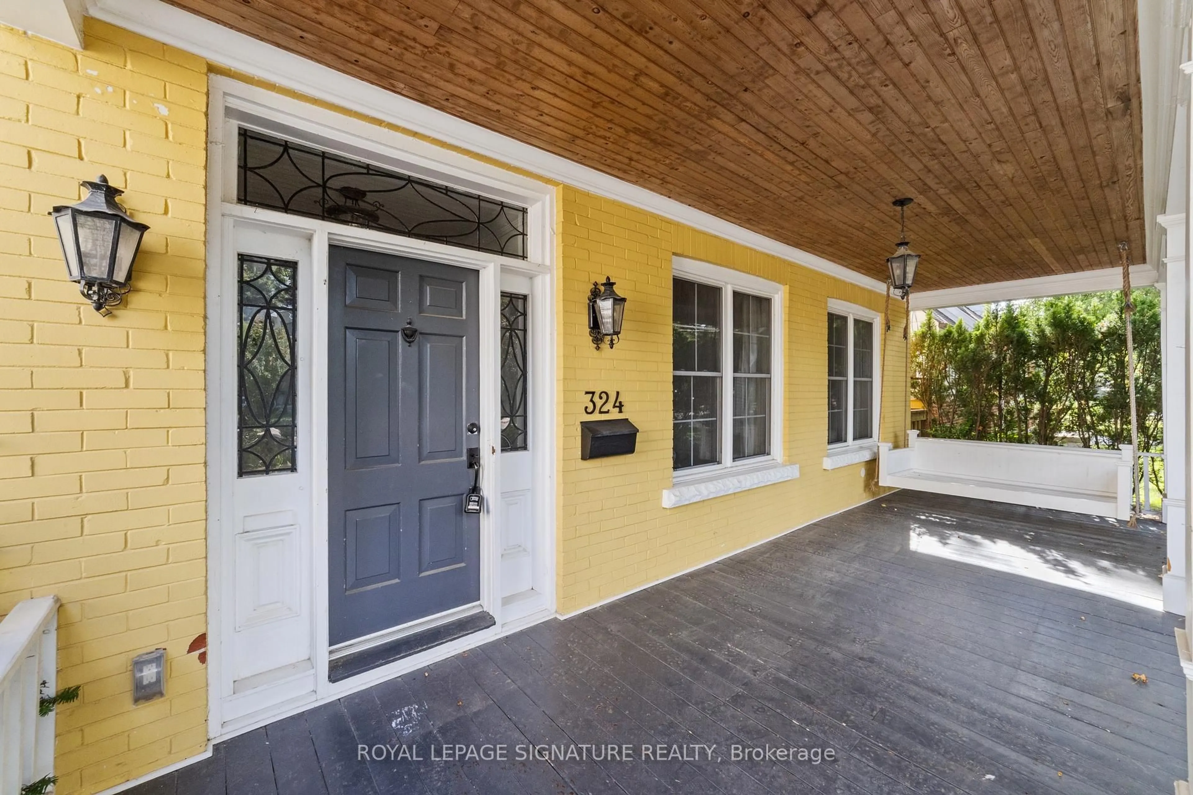 Indoor entryway for 324 Spruce St, Oakville Ontario L6J 2H1