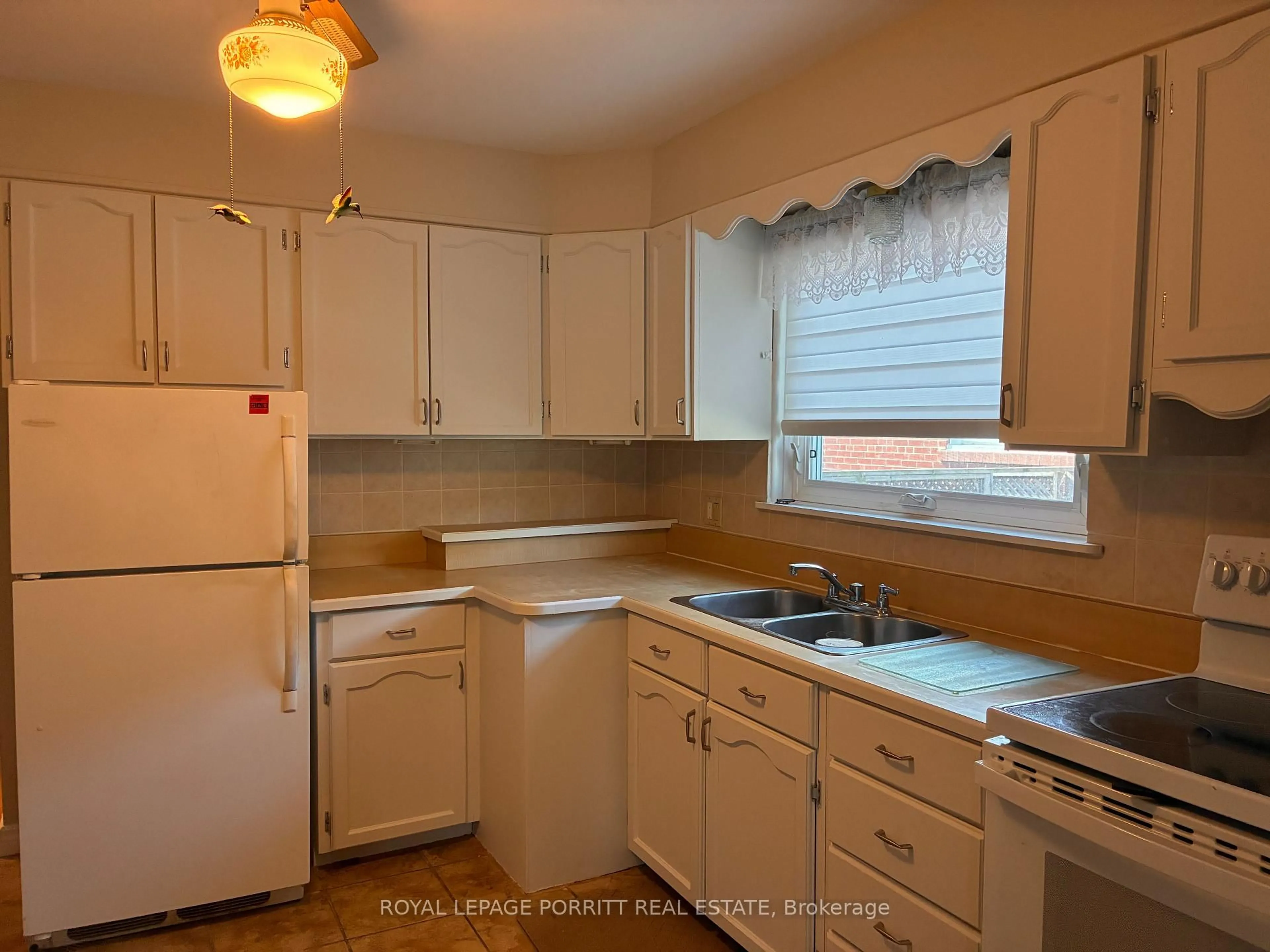 Standard kitchen, unknown for 3628 Anniversary Rd, Mississauga Ontario L5C 2G1