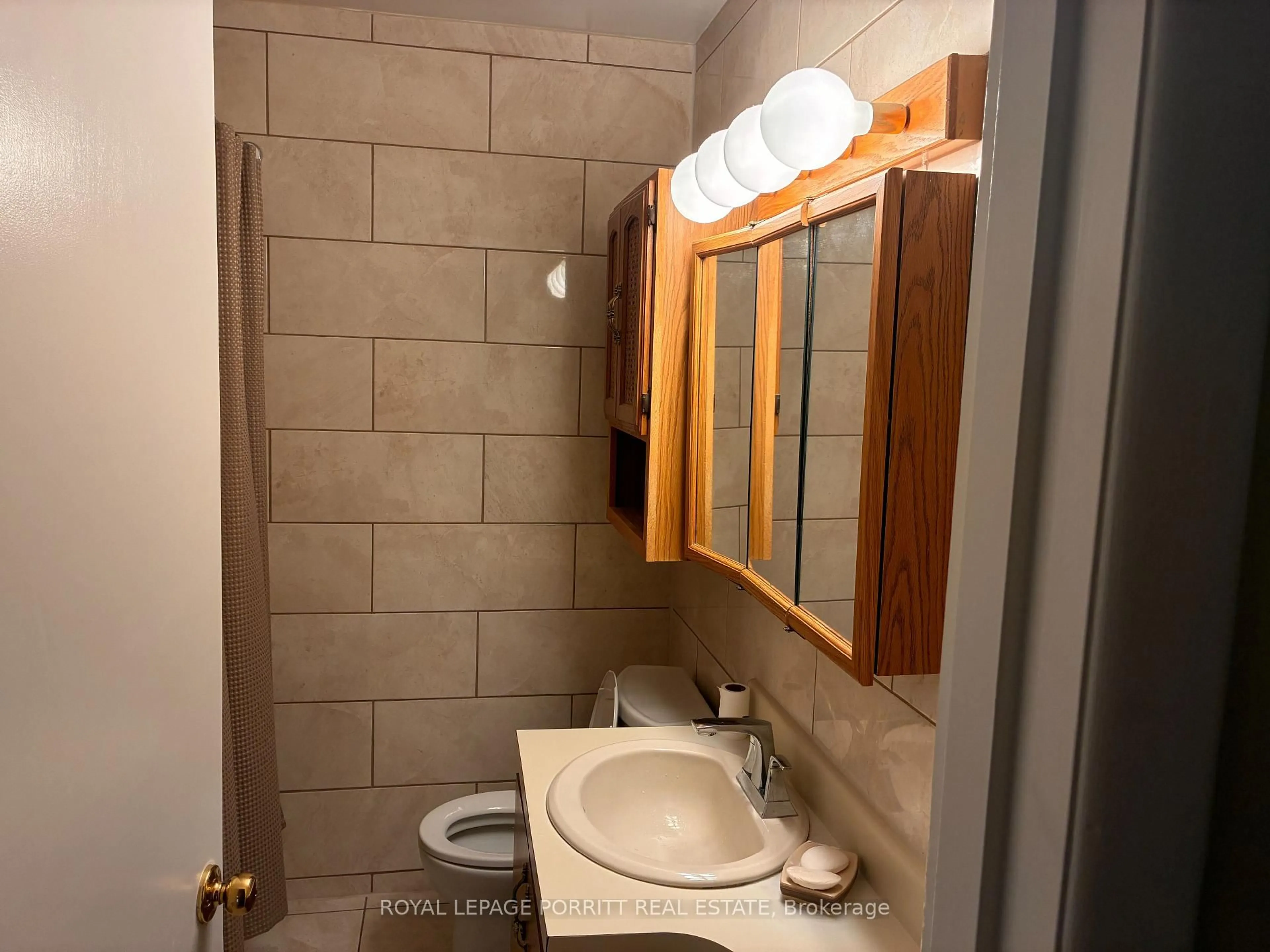 Standard bathroom, ceramic/tile floor for 3628 Anniversary Rd, Mississauga Ontario L5C 2G1