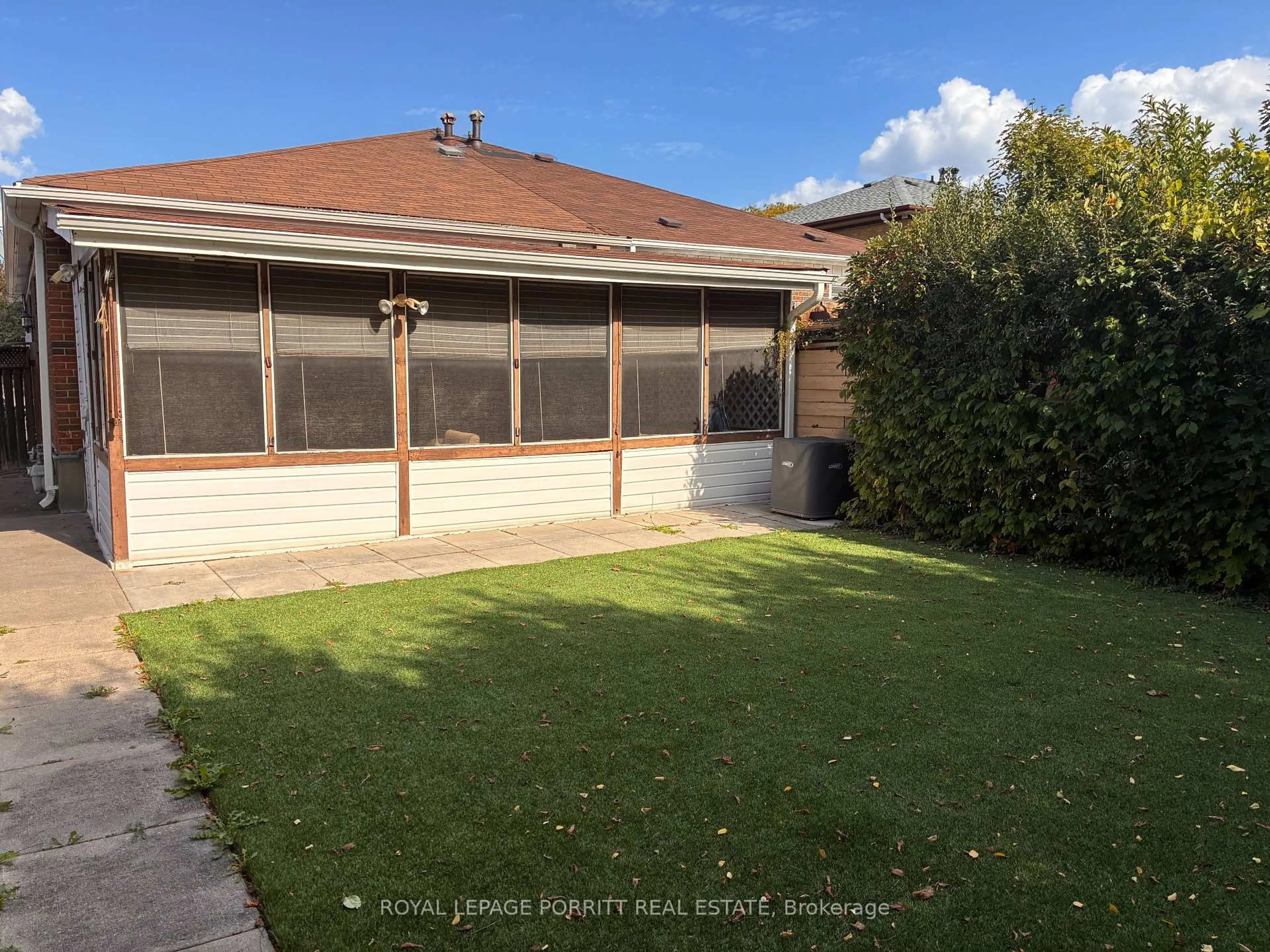 A pic from outside/outdoor area/front of a property/back of a property/a pic from drone, street for 3628 Anniversary Rd, Mississauga Ontario L5C 2G1