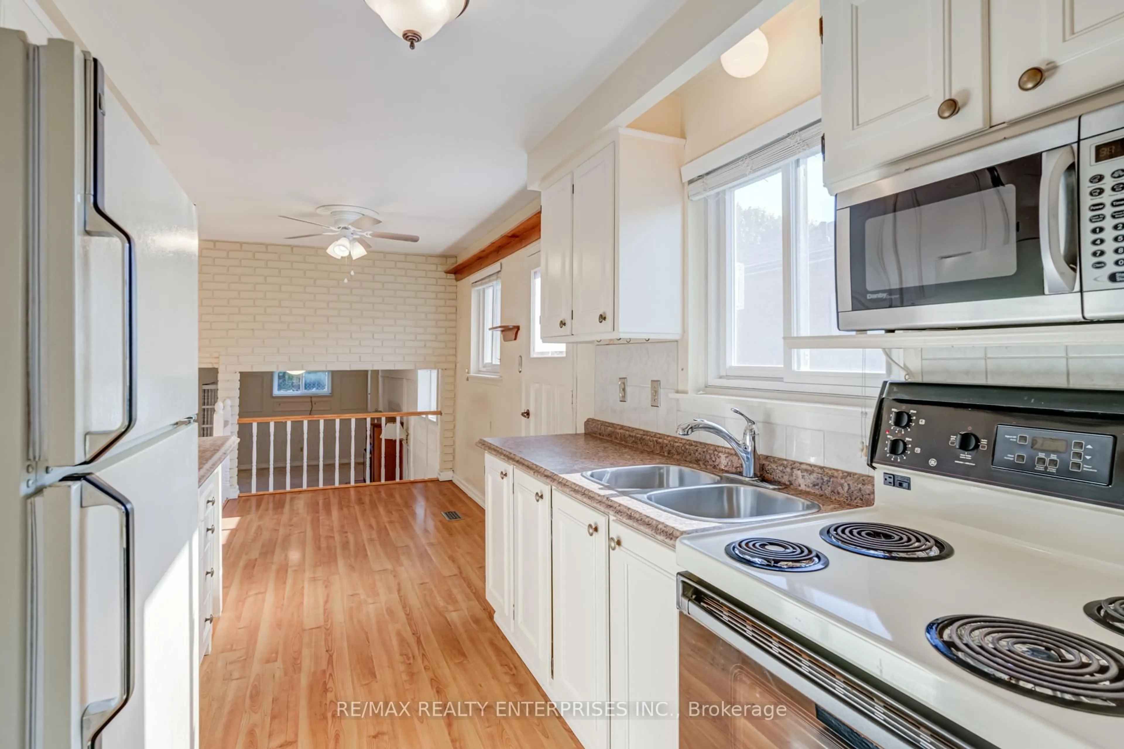 Open concept kitchen, unknown for 3331 Grechen Rd, Mississauga Ontario L5C 1X8