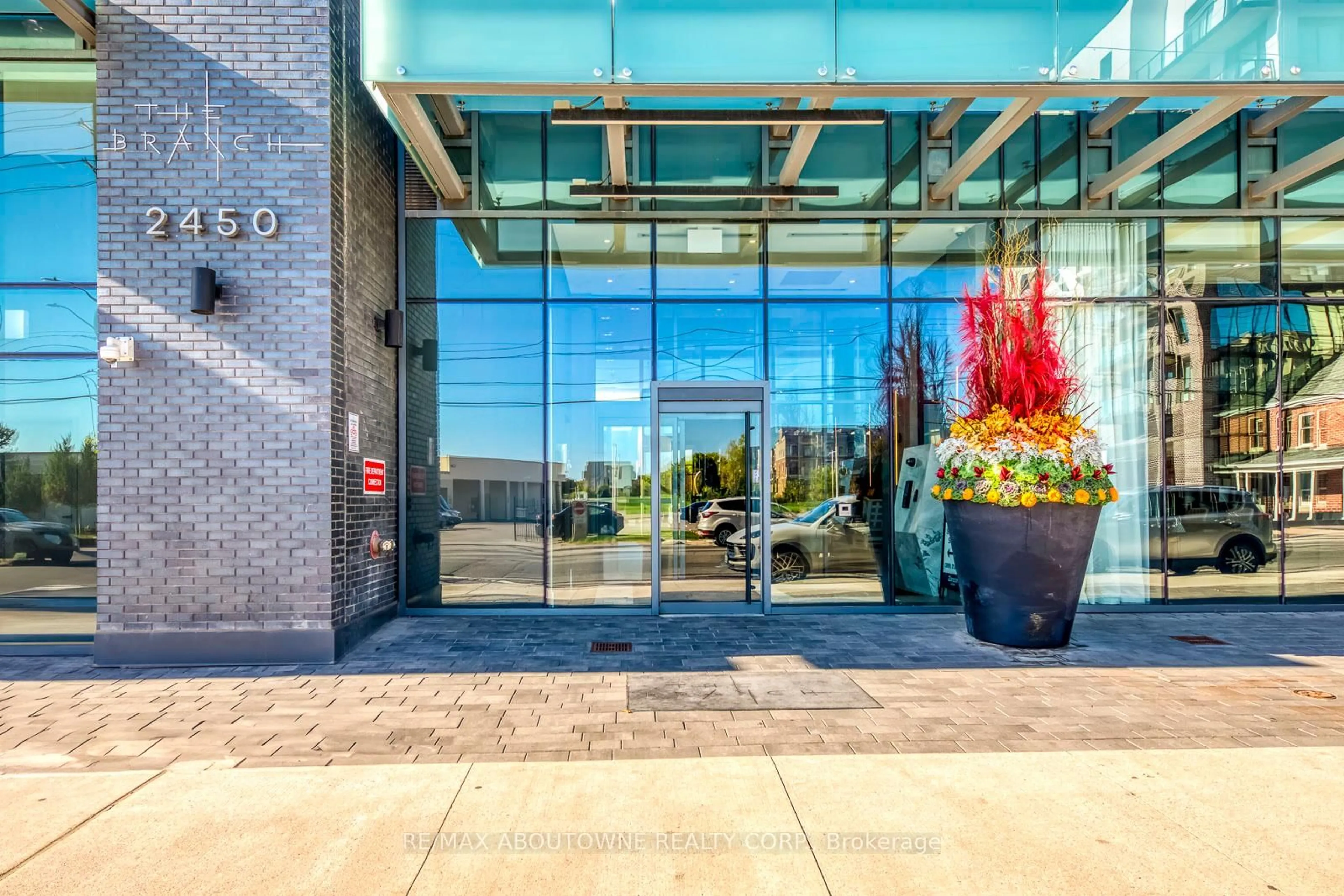 Indoor foyer for 2450 Old Bronte Rd #623, Oakville Ontario L6M 5P6