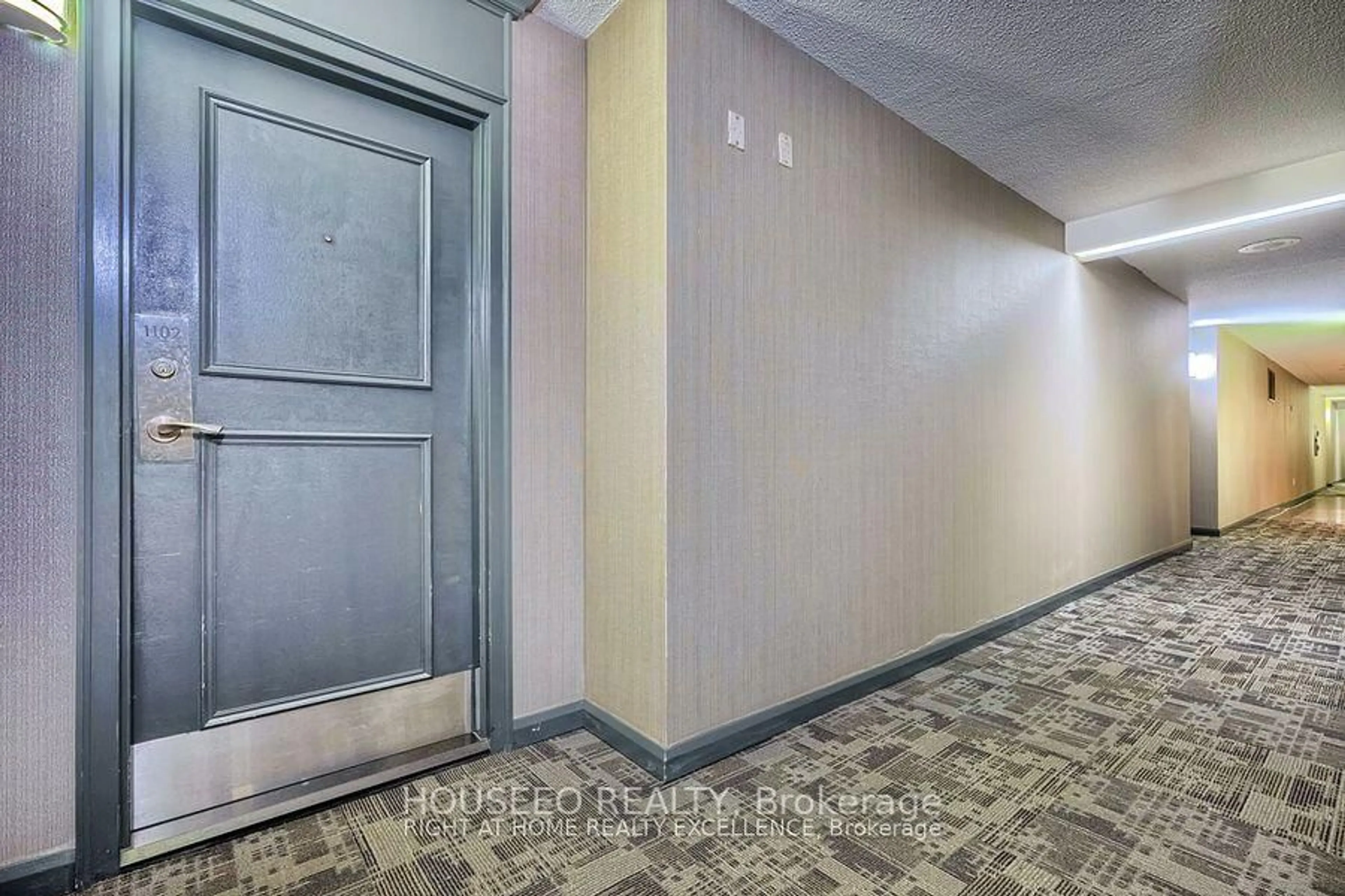 Indoor foyer for 8 Lisa St #1102, Brampton Ontario L6T 4S6