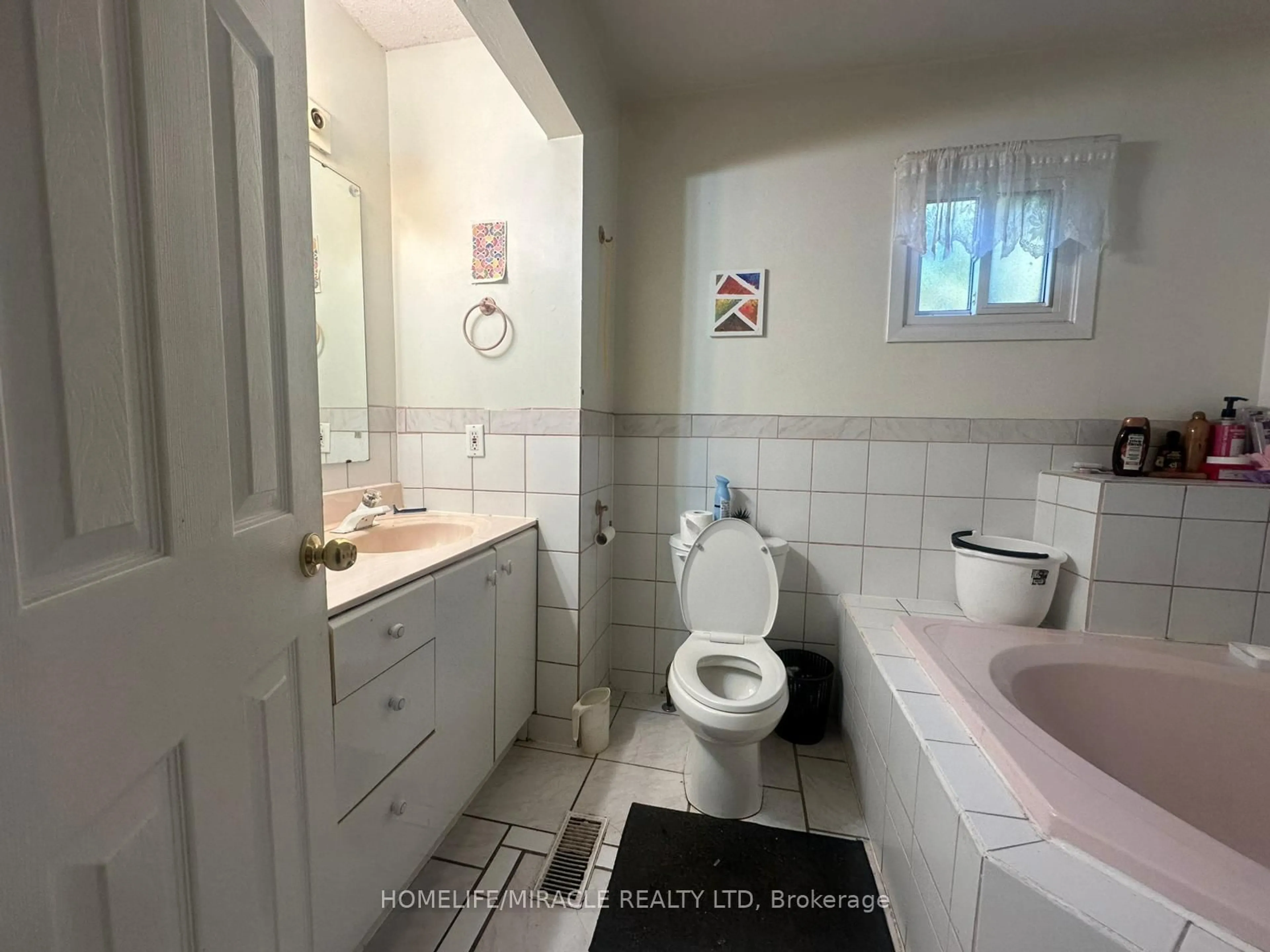 Standard bathroom, ceramic/tile floor for 46 Hinchley Wood Grve, Brampton Ontario L6V 3M3