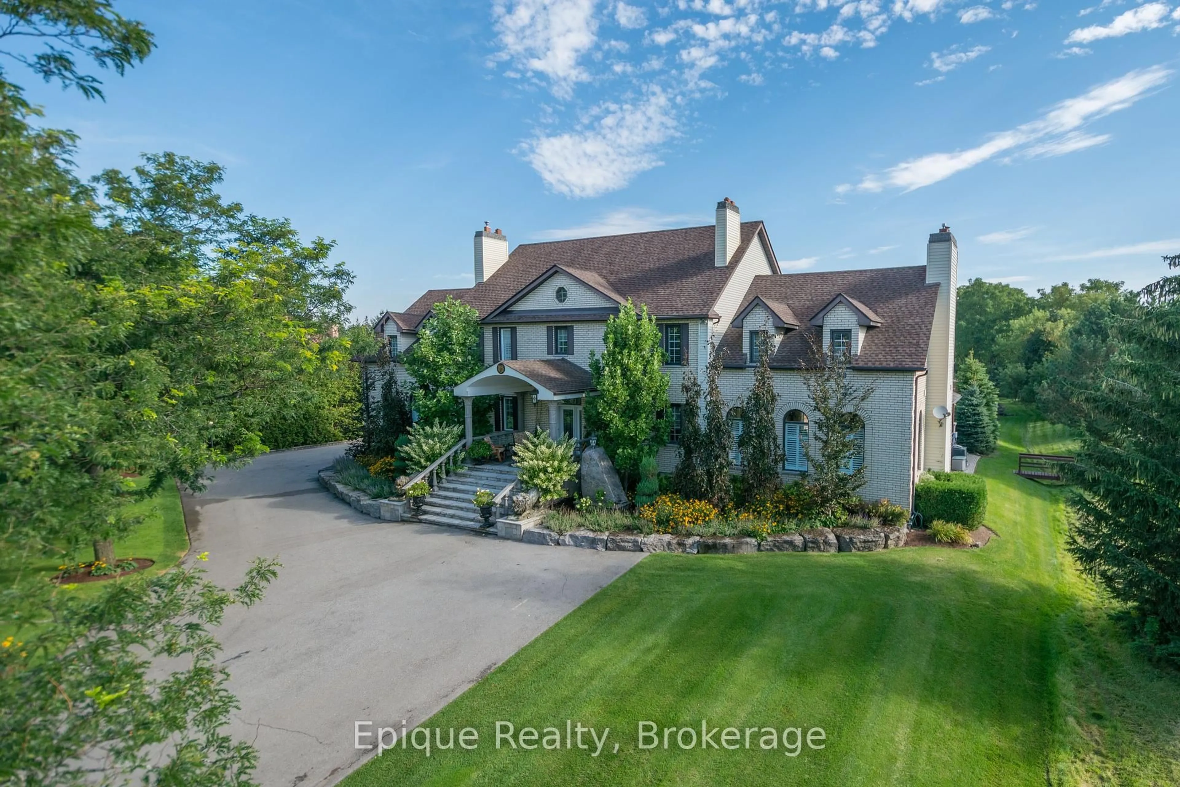 A pic from outside/outdoor area/front of a property/back of a property/a pic from drone, unknown for 71 Mae Crt, Milton Ontario L0P 1B0