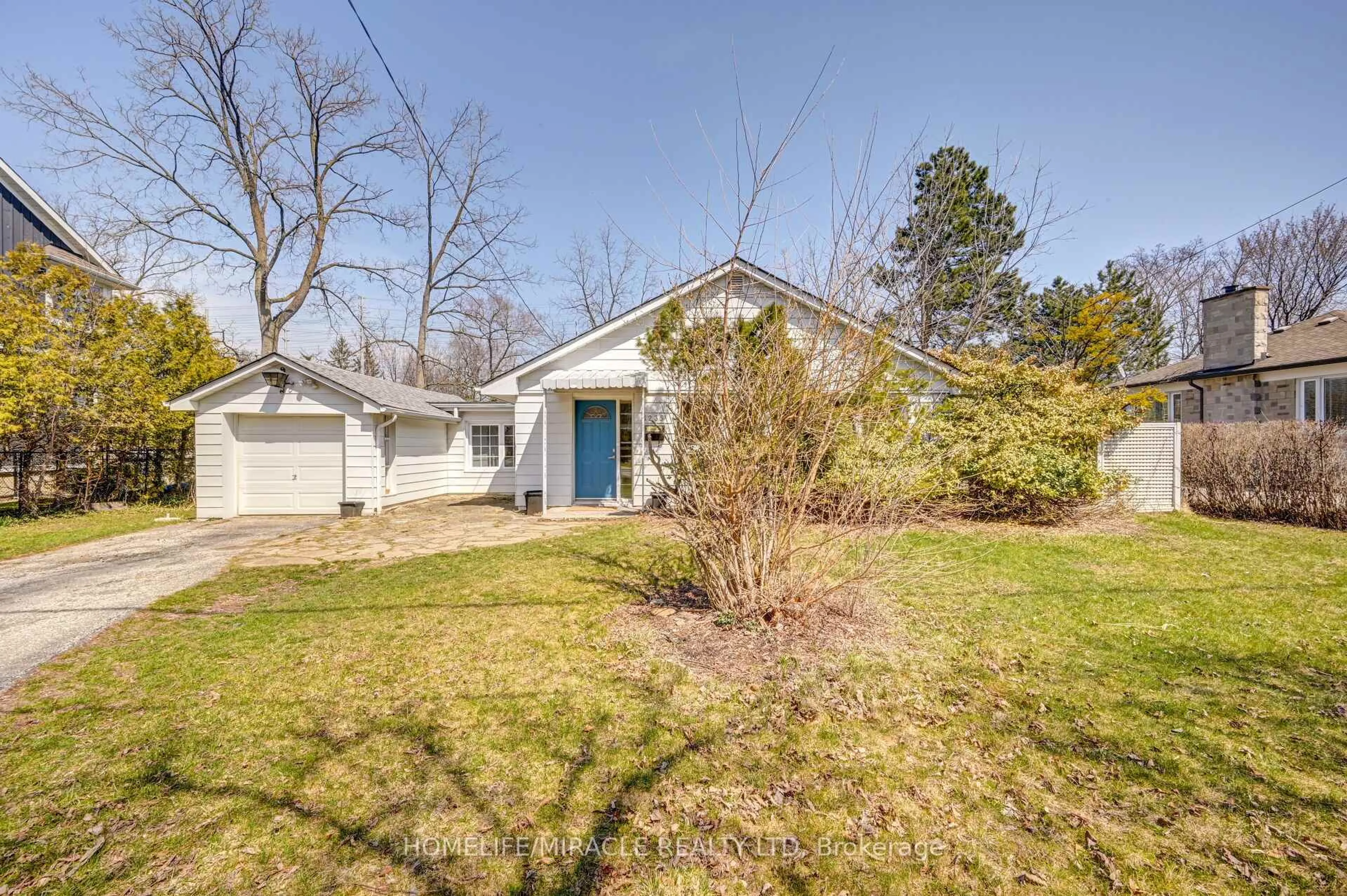 A pic from outside/outdoor area/front of a property/back of a property/a pic from drone, street for 1235 Old River Rd, Mississauga Ontario L5G 3G2