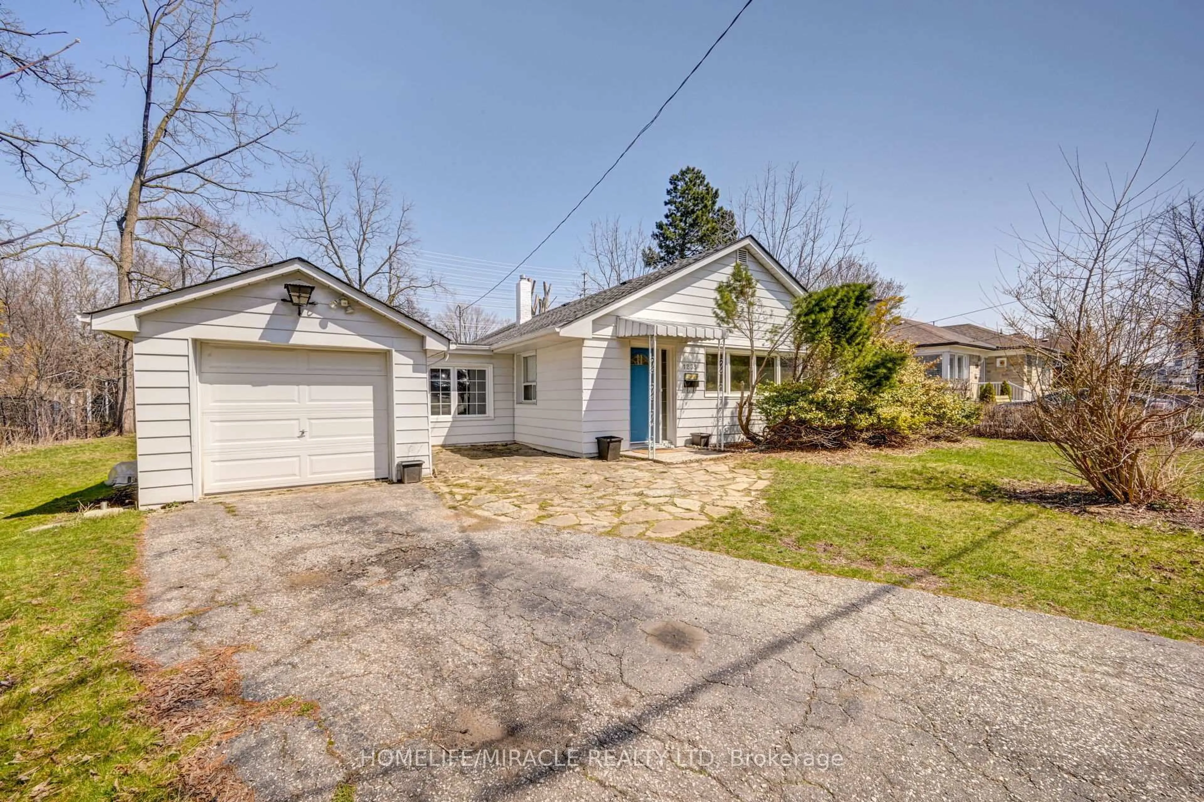 A pic from outside/outdoor area/front of a property/back of a property/a pic from drone, street for 1235 Old River Rd, Mississauga Ontario L5G 3G2